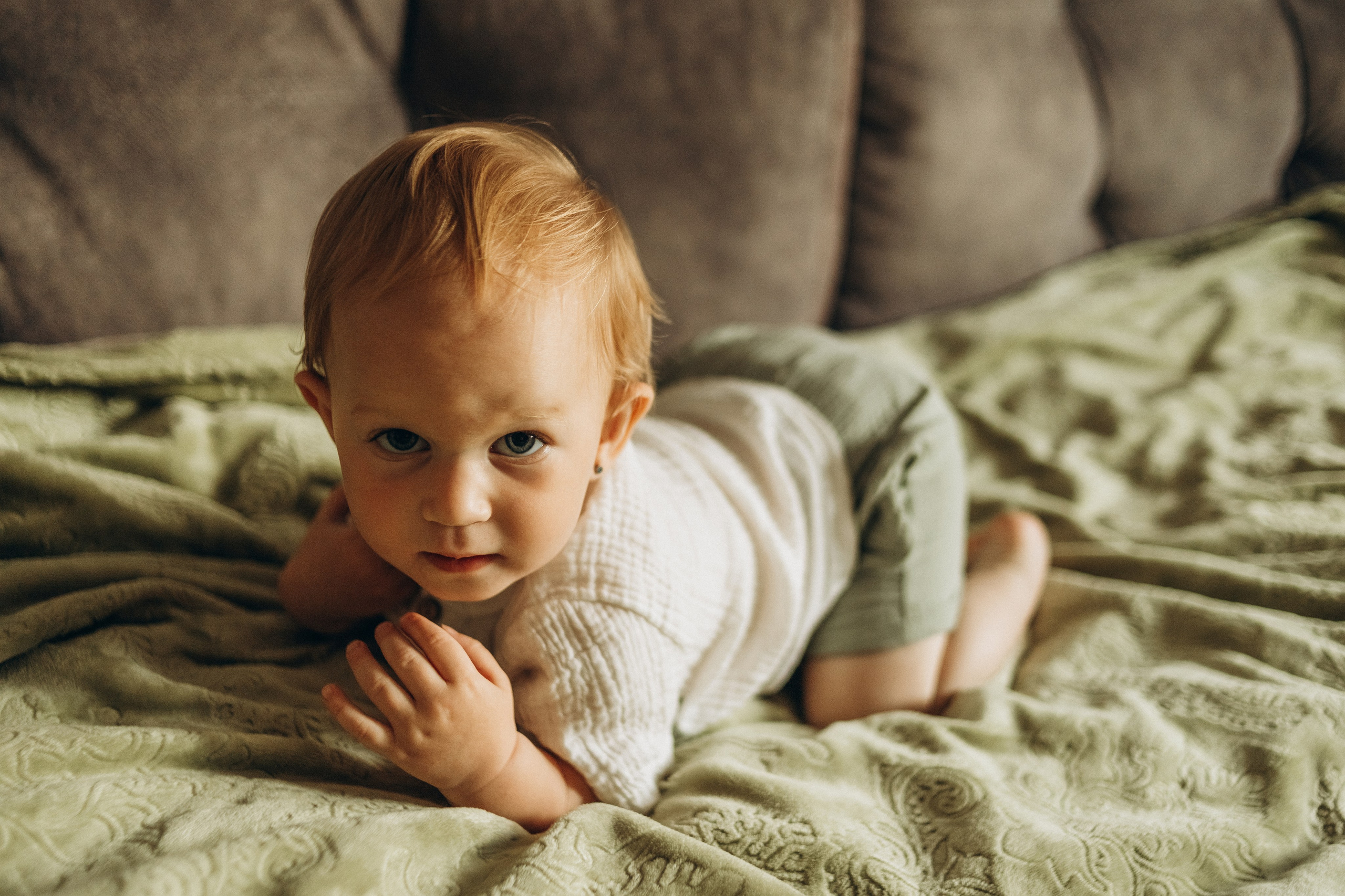 Домашний день рождения: ребенок задувает свечи на торте в кругу семьи