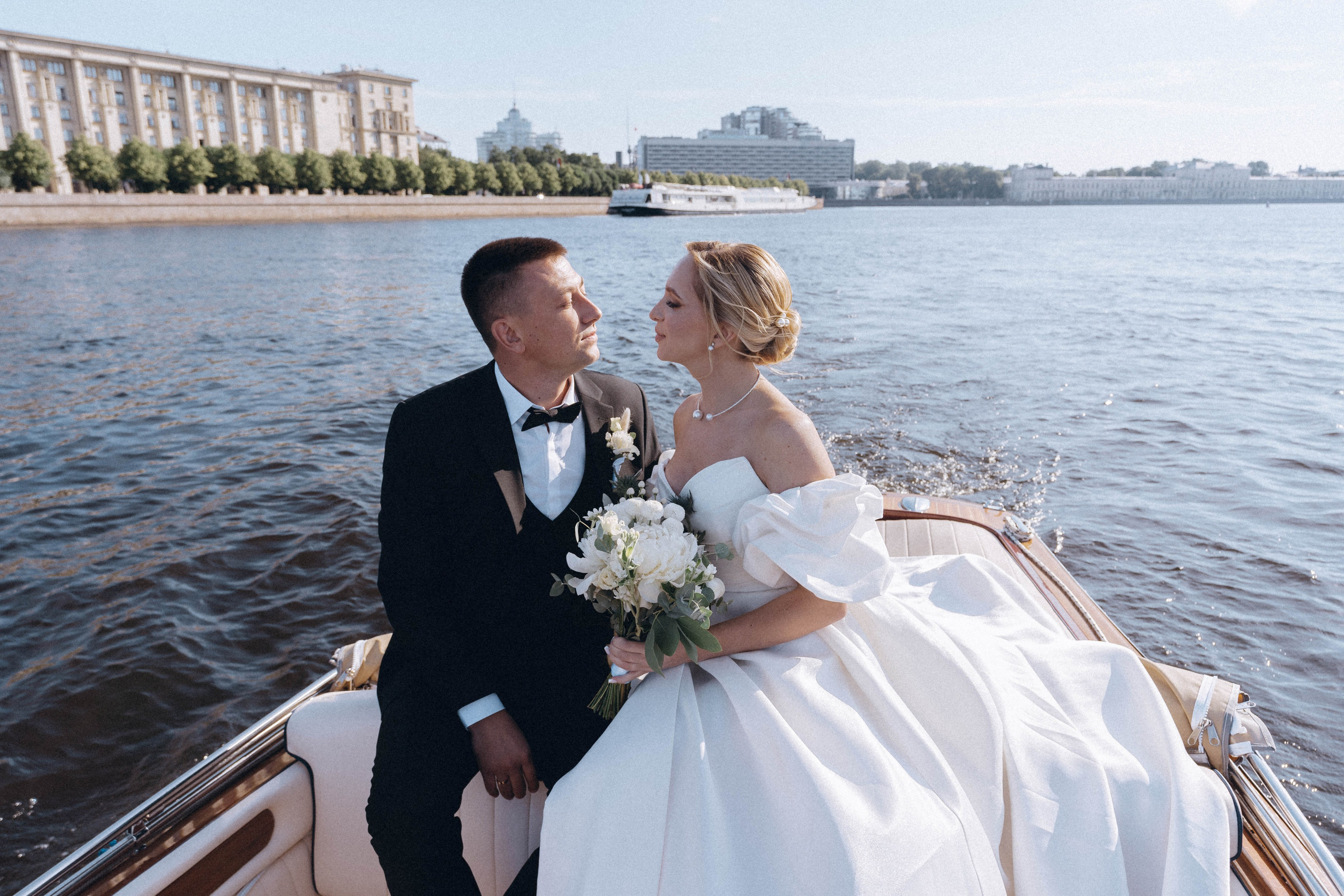 СВАДЕНБНАЯ СЬЕМКА НА КАТЕРЕ ПО КАНАЛАМ САНКТ-ПЕТЕРБУРГА И В АКВАТОРИИ НЕВЫ. Профессиональный фотограф, Санкт-Петербург — Виктория Богомолова