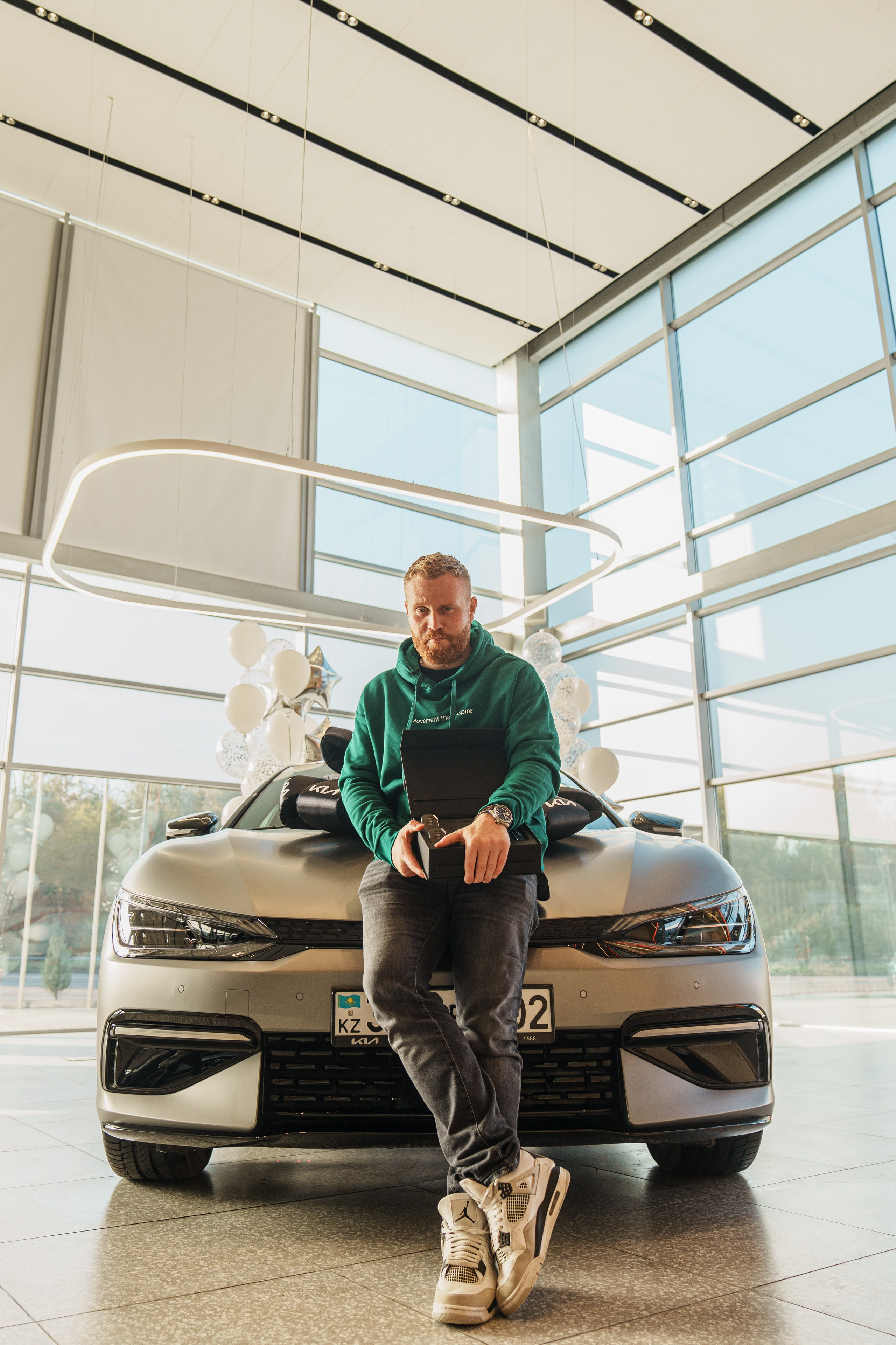 Kia EV6 Вручение Евгений Чебаткову. Фотограф TAULAN_1