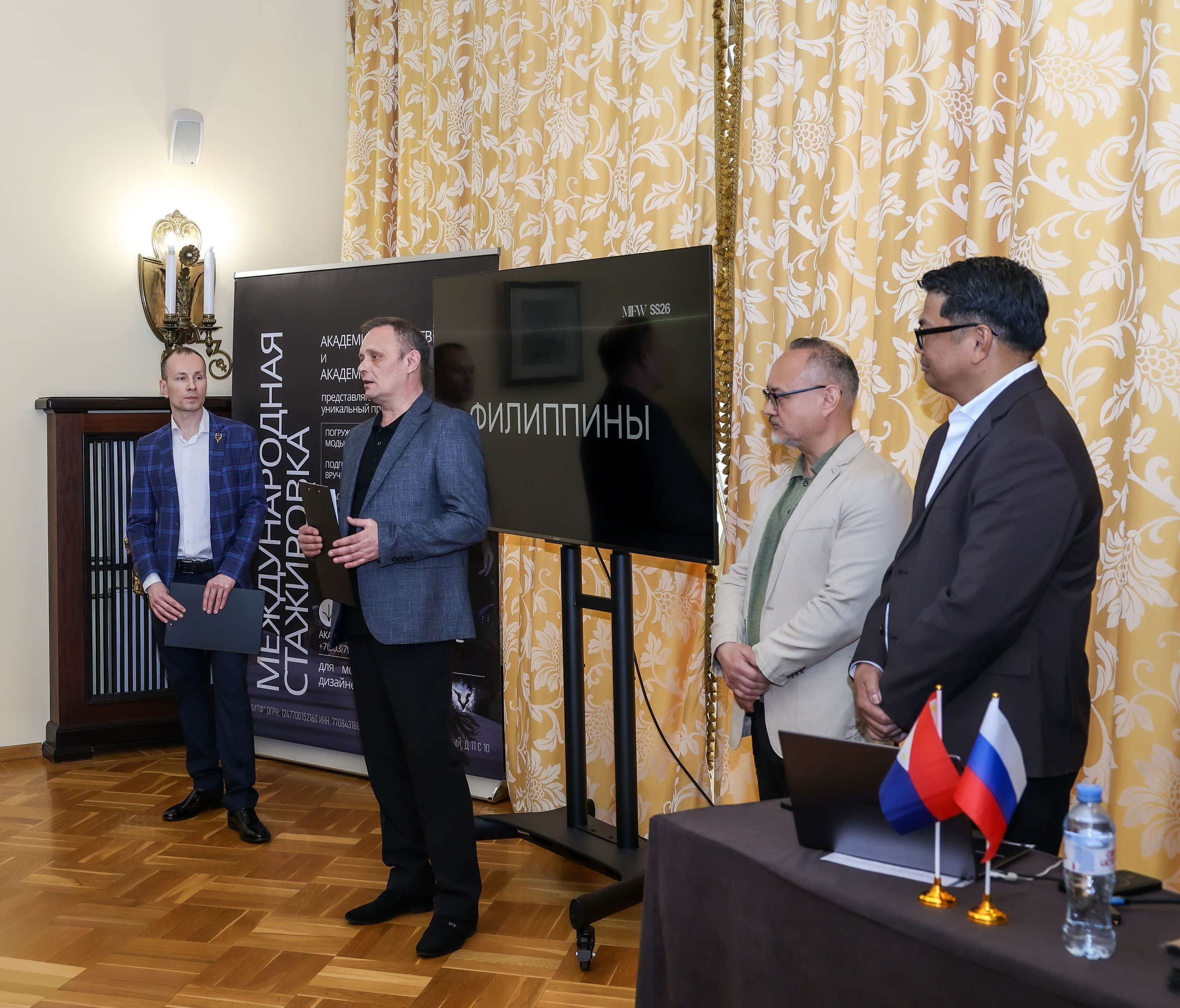 презентация стажировки моделей, деловая встреча в отеле Хилтон Москва, фешен индустрия, фотограф Карасёва Елена