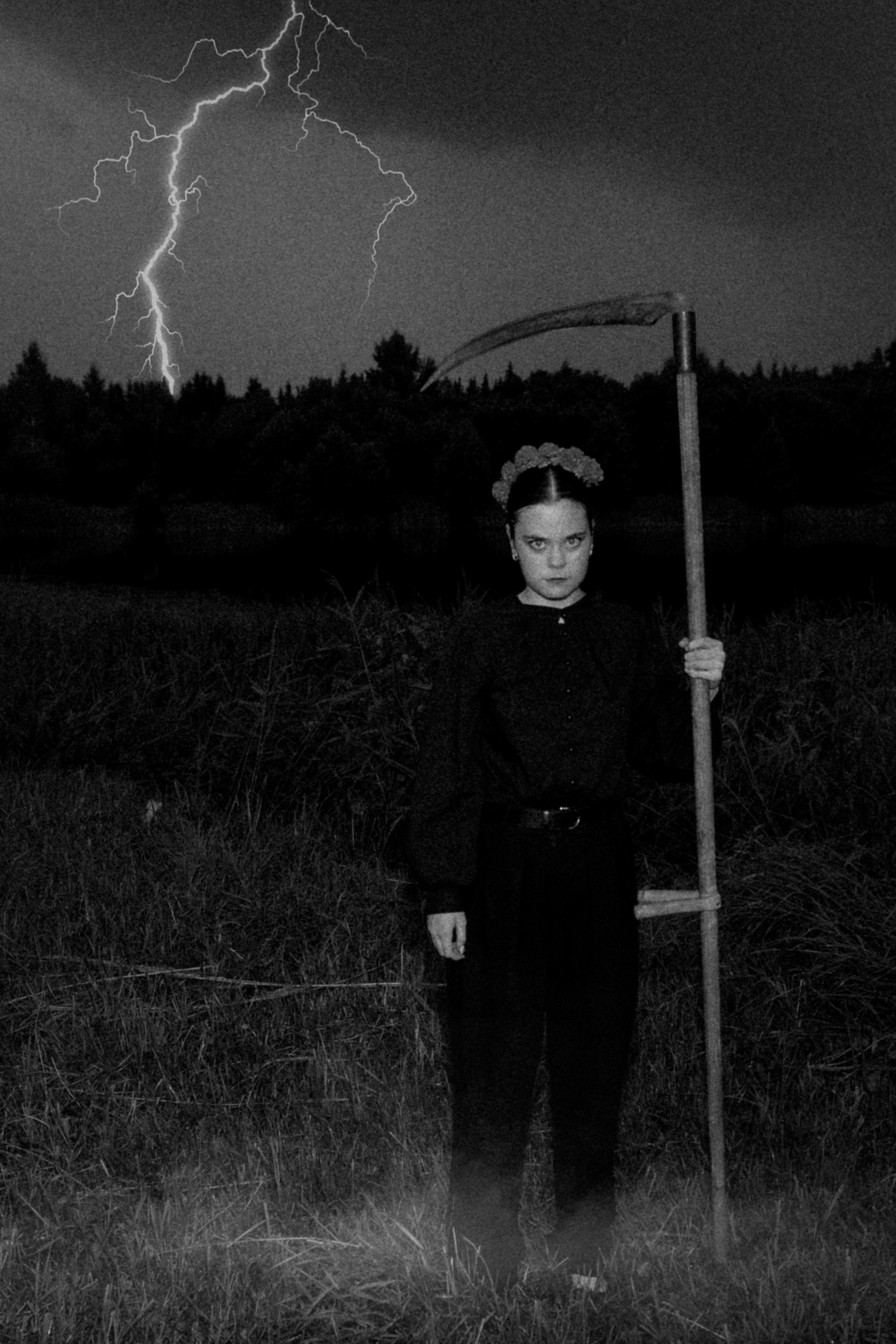 Смерть с косой в один летний грозовой вечер. Фотограф Евгений Егоров