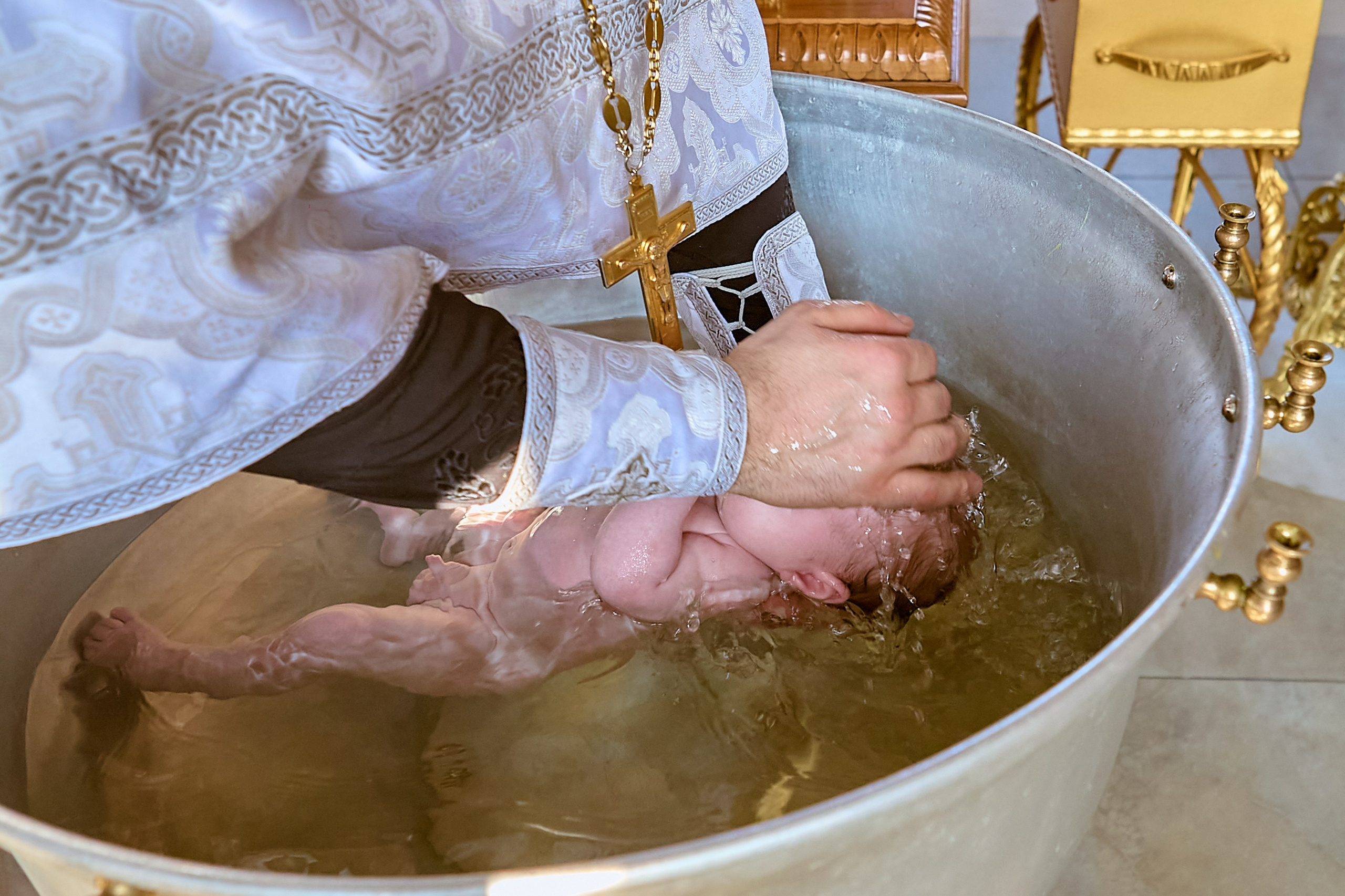 фотограф на Таинство Крещения Дзержинск. Обряд купания в купели