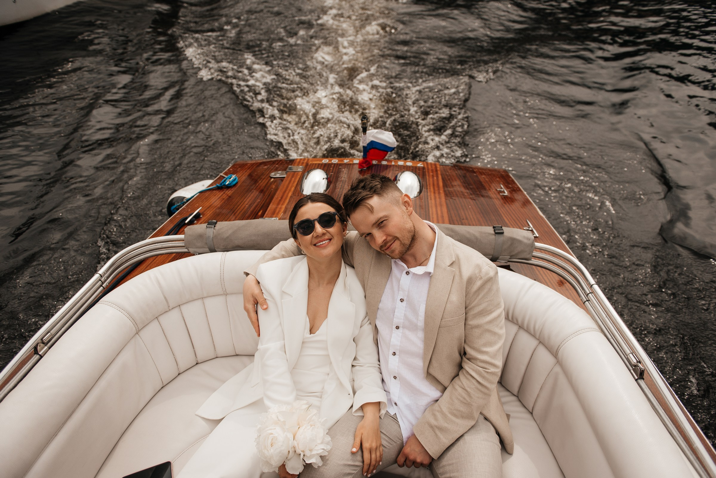 свадебная прогулка на катере по Неве