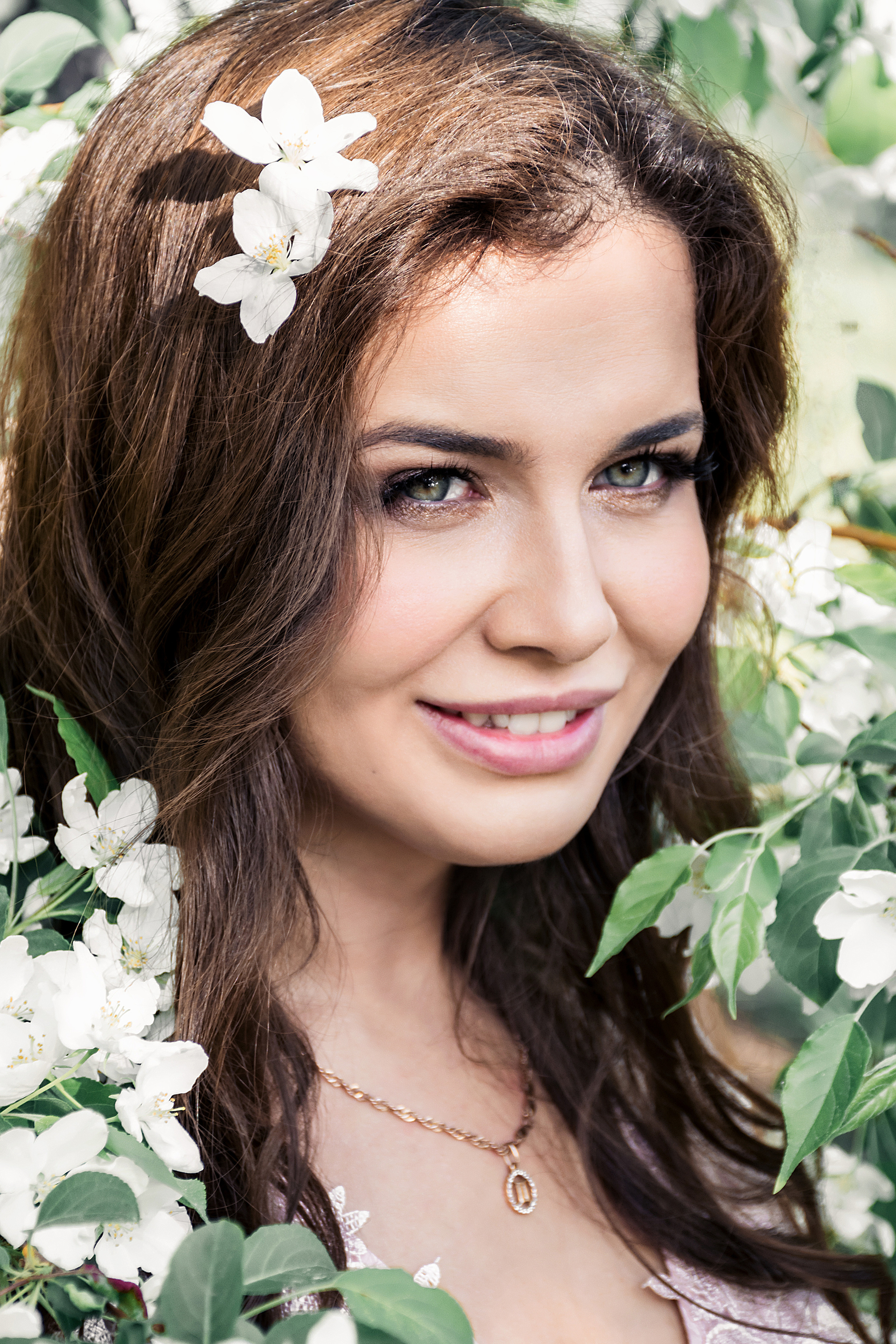 Виктория. Съёмка в яблоневом цвету. Фотограф в Магнитогорске Татьяна Лоскутова