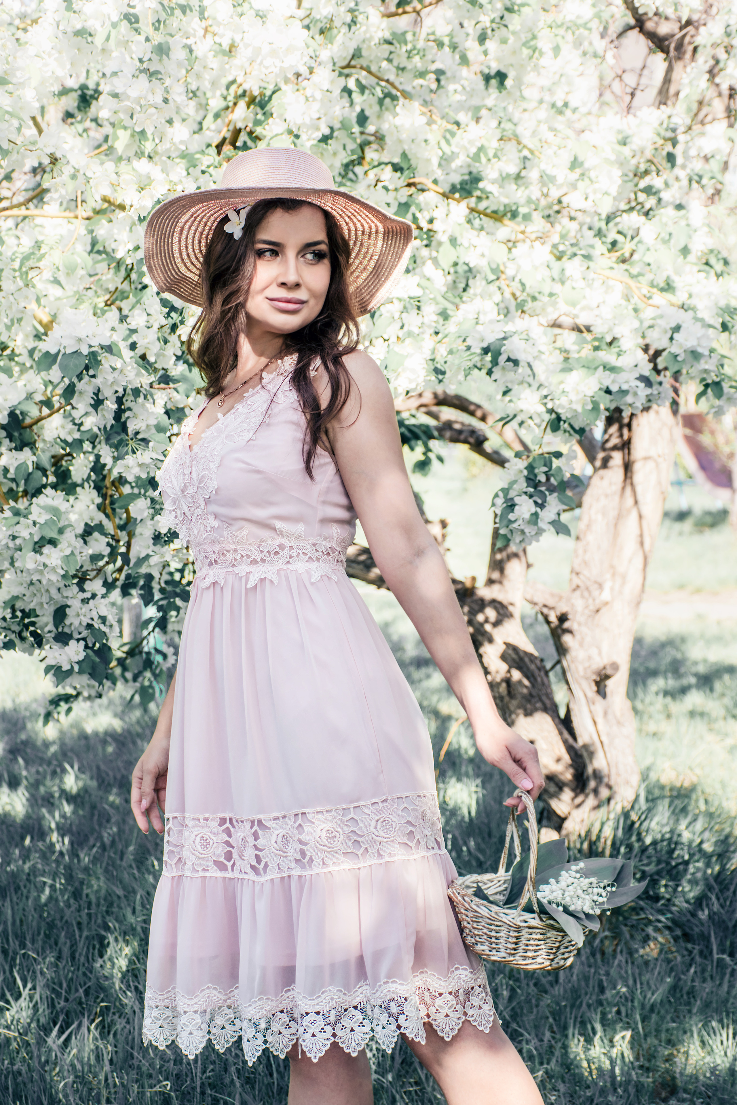Виктория. Съёмка в яблоневом цвету. Фотограф в Магнитогорске Татьяна Лоскутова