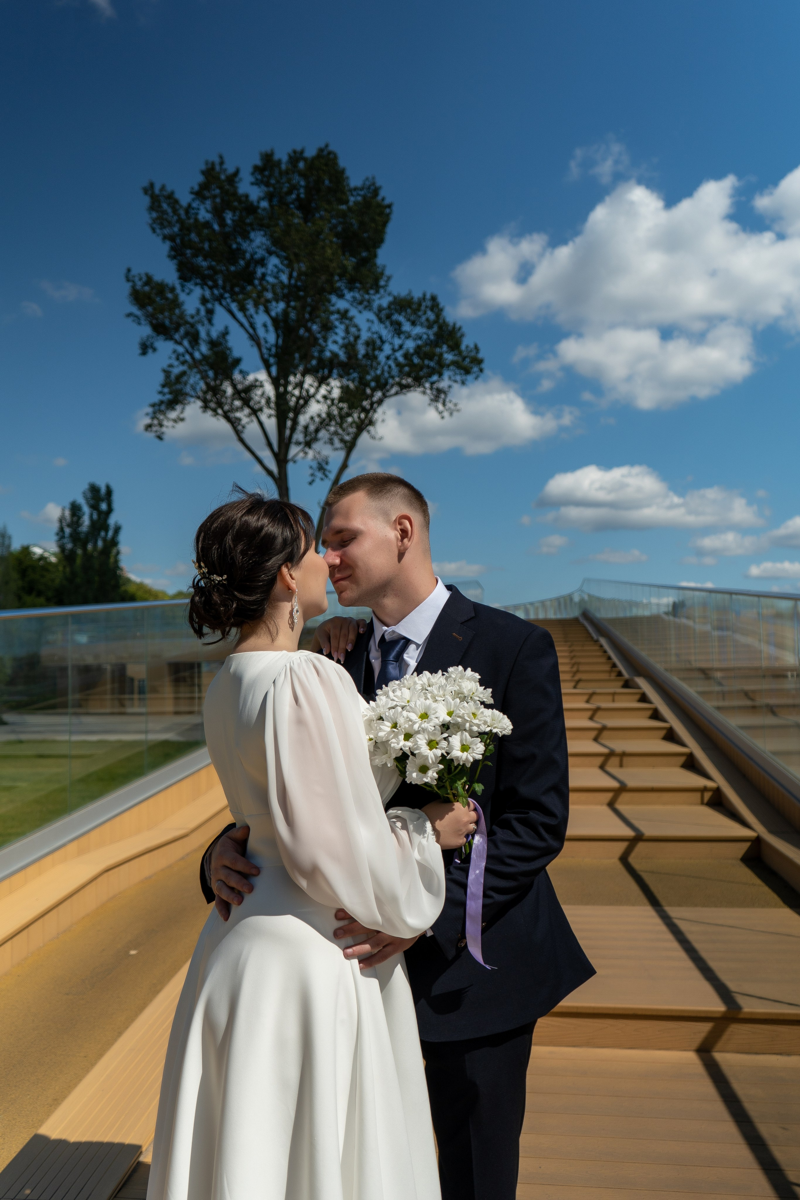 Свадебная фотосессия жениха с невестой в Воронеже, на Петровской набережной на деревянном мосту