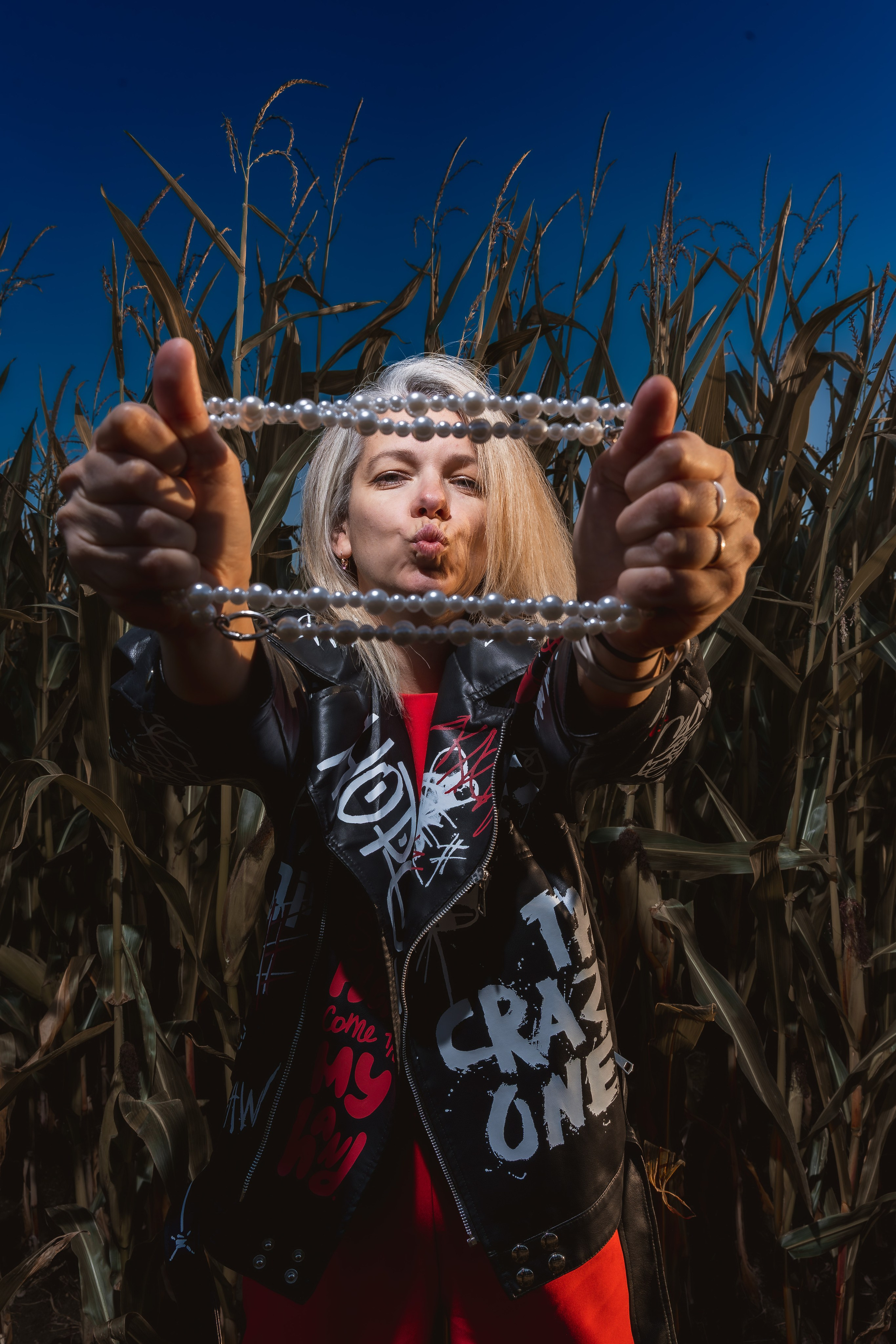 Дерзкая фотосессия девушки в кукурузе на закате