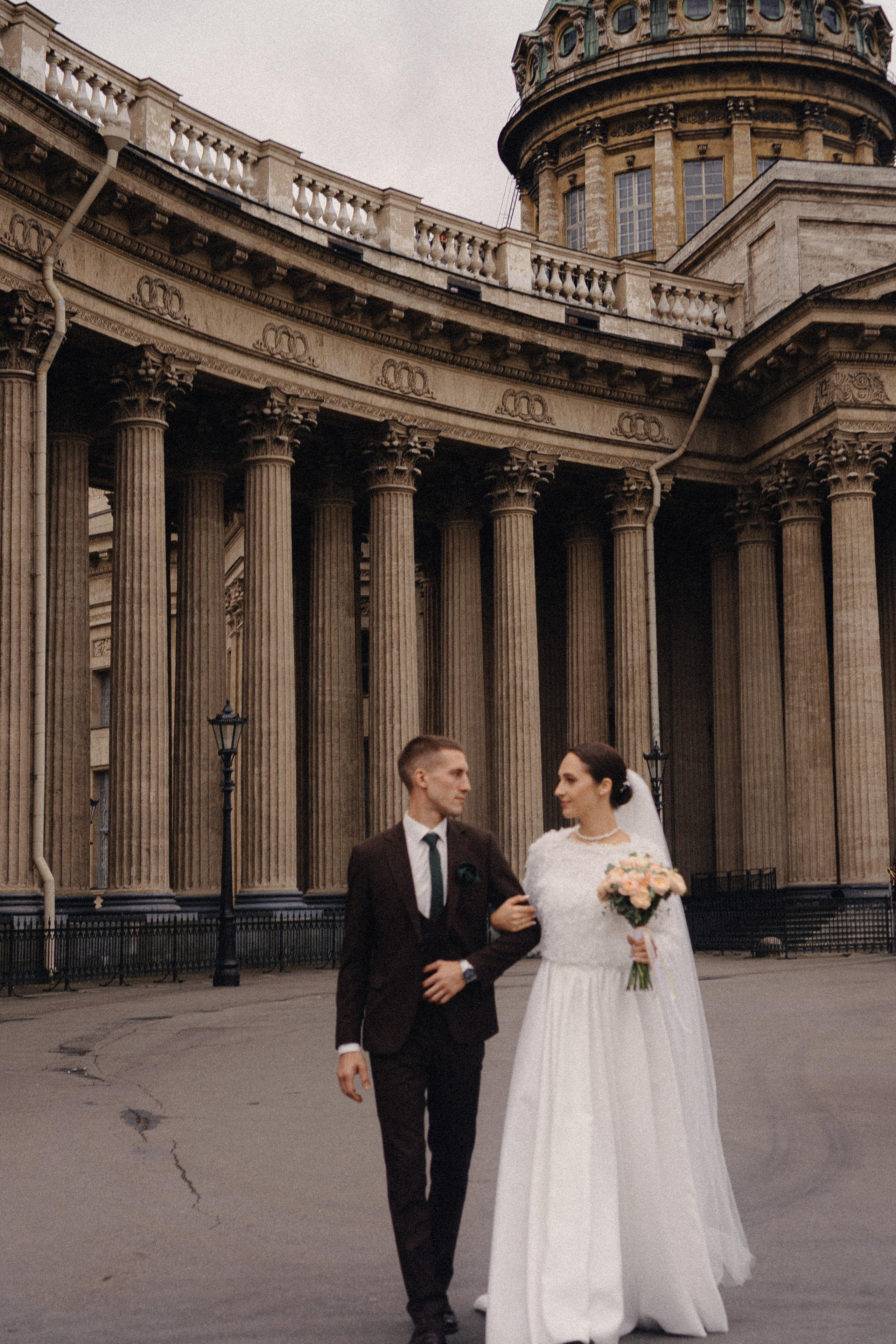 СВАДЕБНАЯ ПРОГУЛКА В САНТК-ПЕТЕРБУРГЕ (ИСАКИЕВСКИЙ СОБОР, ЗИМНЯЯ КАНАВКА, ЭРМИТАЖ И БОЛЬШАЯ МОРСКАЯ УЛИЦА). Профессиональный фотограф, Санкт-Петербург — Виктория Богомолова