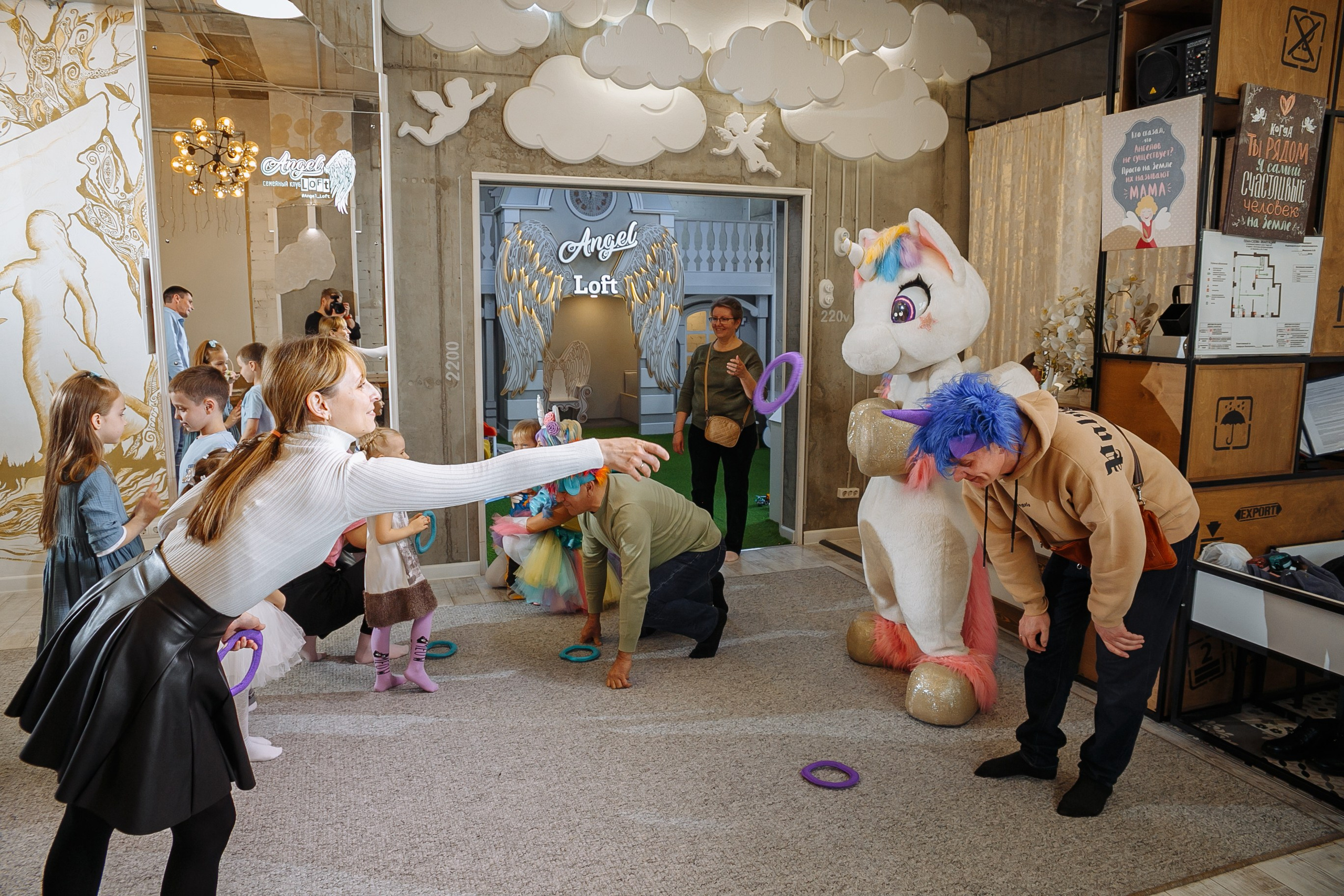 Насте 5 лет, дети играют в Ангел лофт. Событийный фотограф Максим Бескоровайновнов