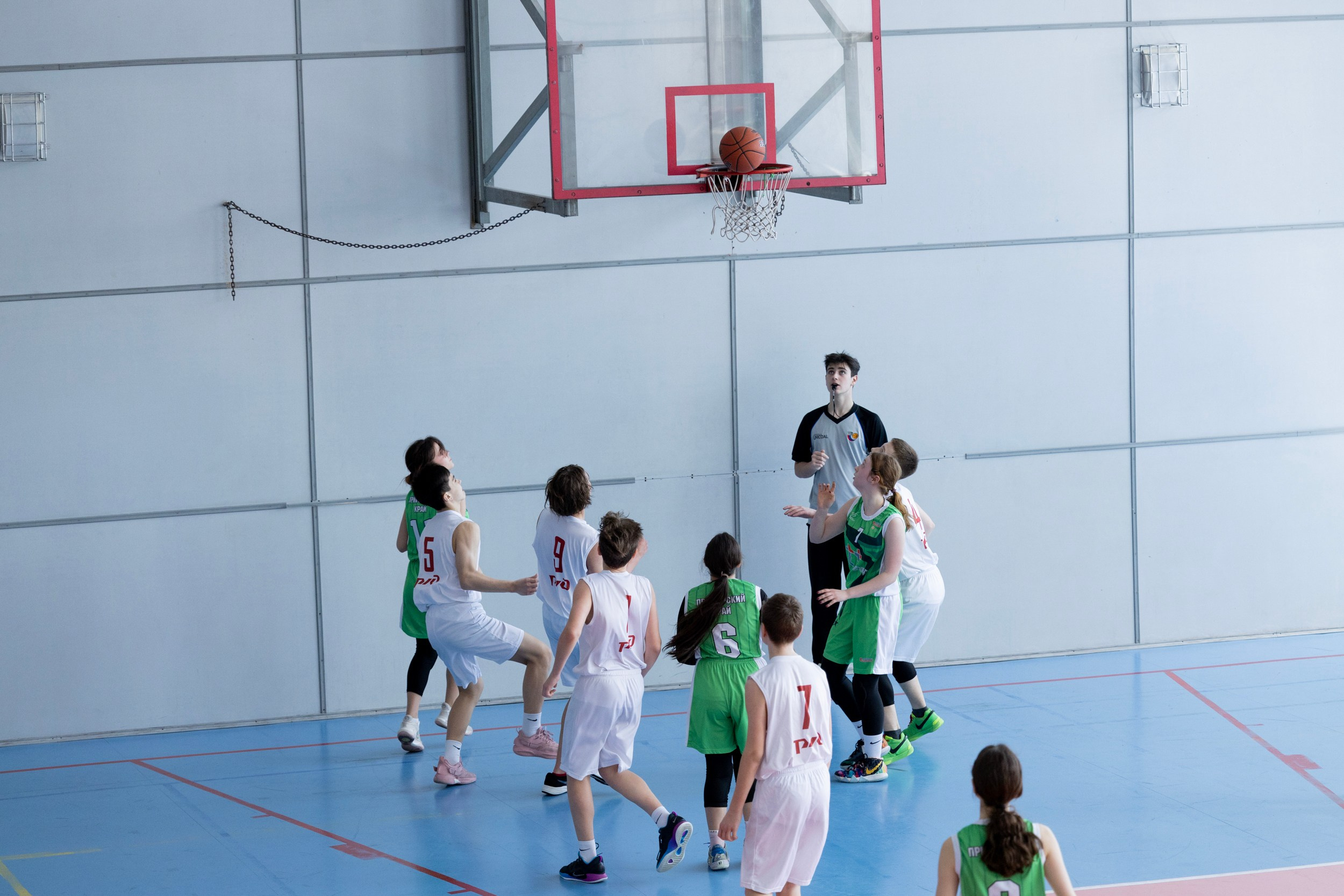 Соревнования по баскетболу среди школьников. Репортажный и портретный фотограф в Владивостоке