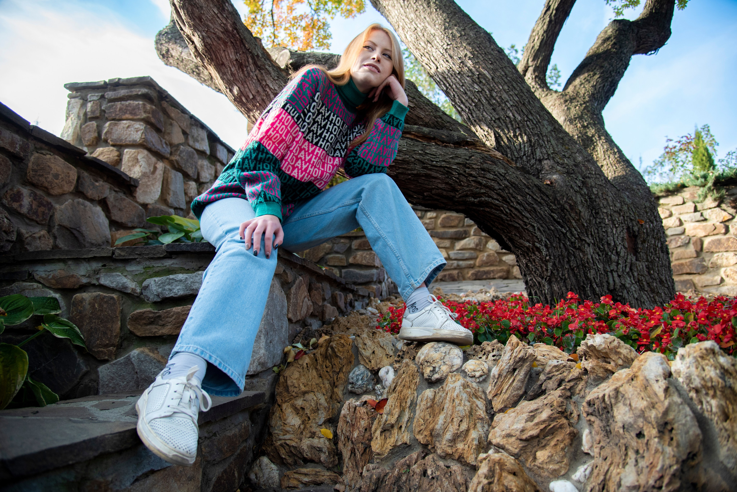 молодая девушка студентка. блондинка. длинные волосы. розово-зелёный свитер. парк Лога . осень широкий угол