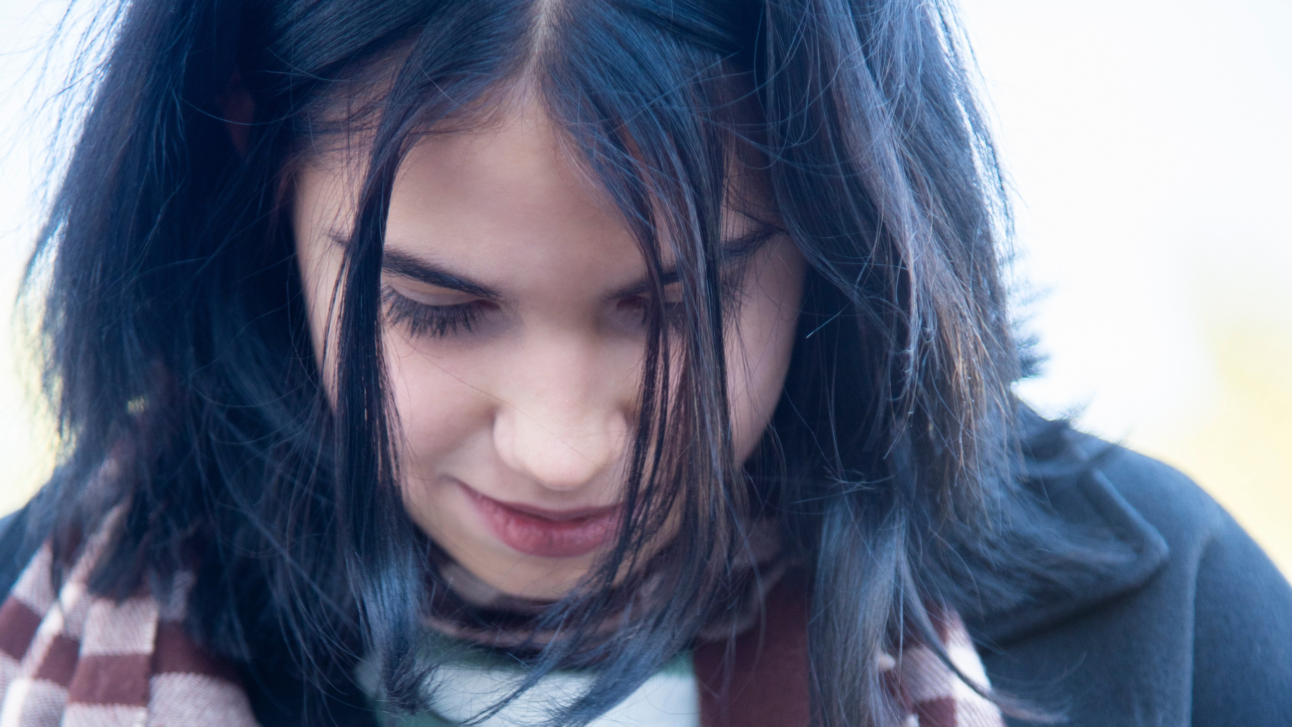 Портет девушки. крупный план. чёрные волосы