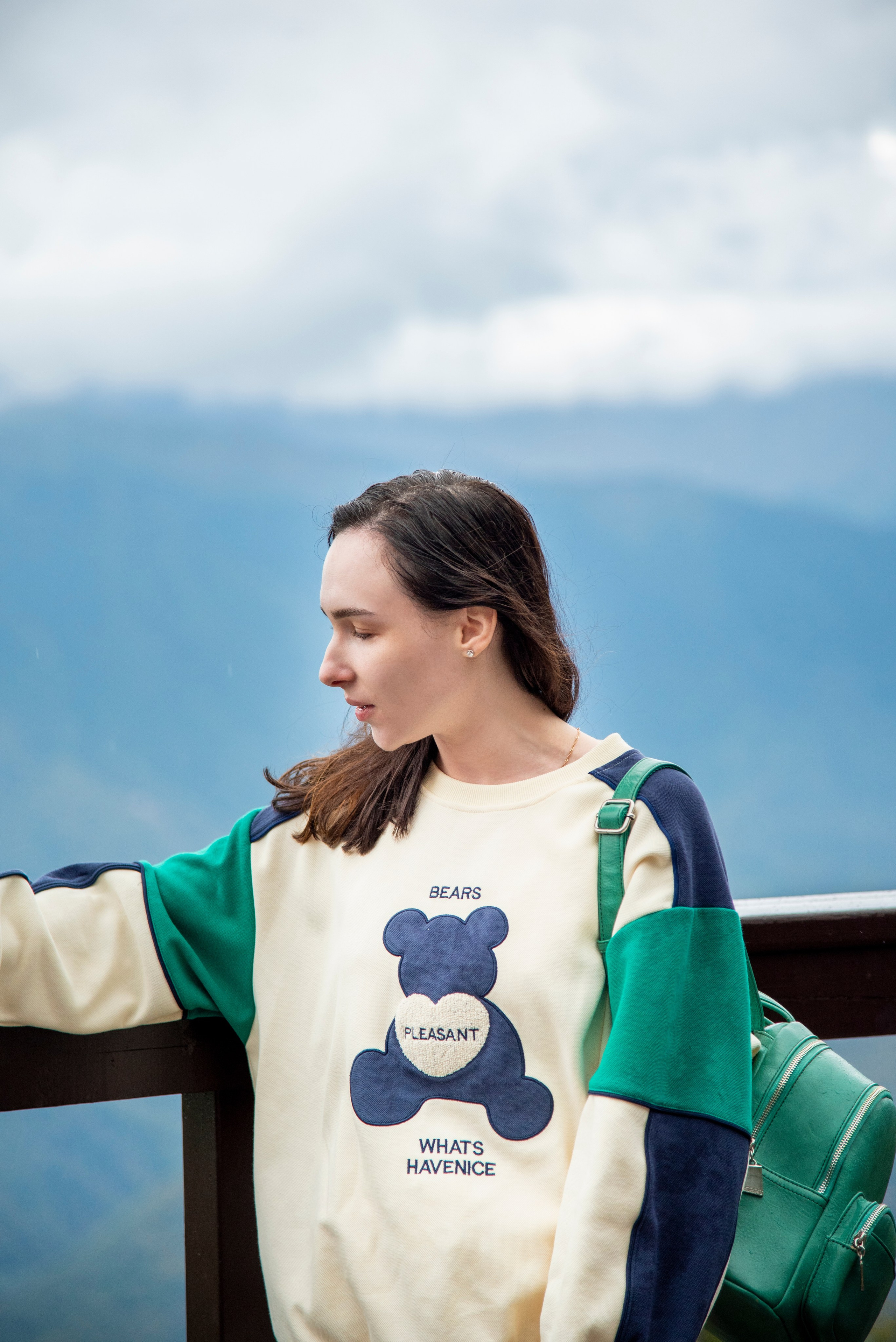 Брюнетка, на фоне гор. Красная поляна, спортивный костюм, рюкзачёк