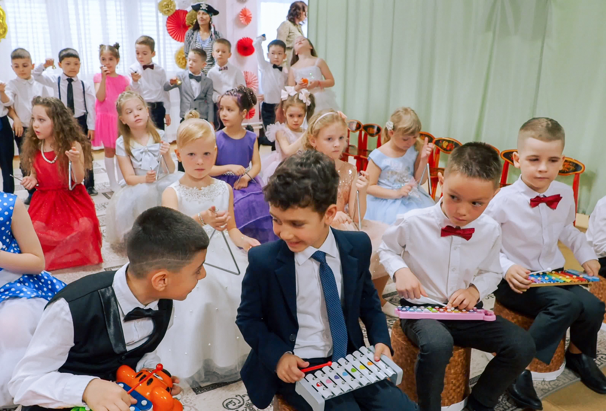 Выпускной праздник в Д/С «Ласточка». Фото с видеозаписи. Фотограф Никифоров-Гордеев Сергей. Москва и МО
