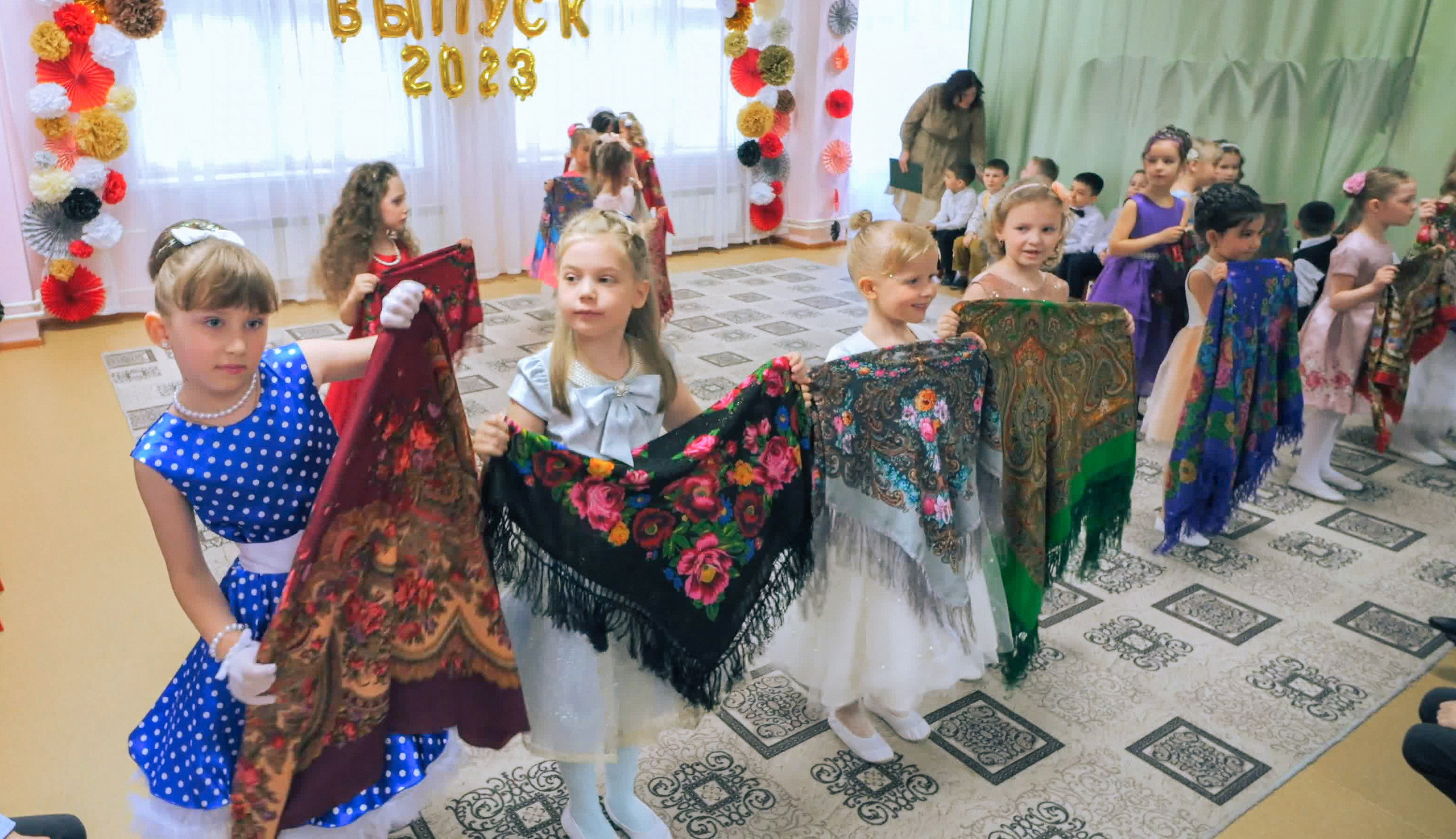 Выпускной праздник в Д/С «Ласточка». Фото с видеозаписи. Фотограф Никифоров-Гордеев Сергей. Москва и МО