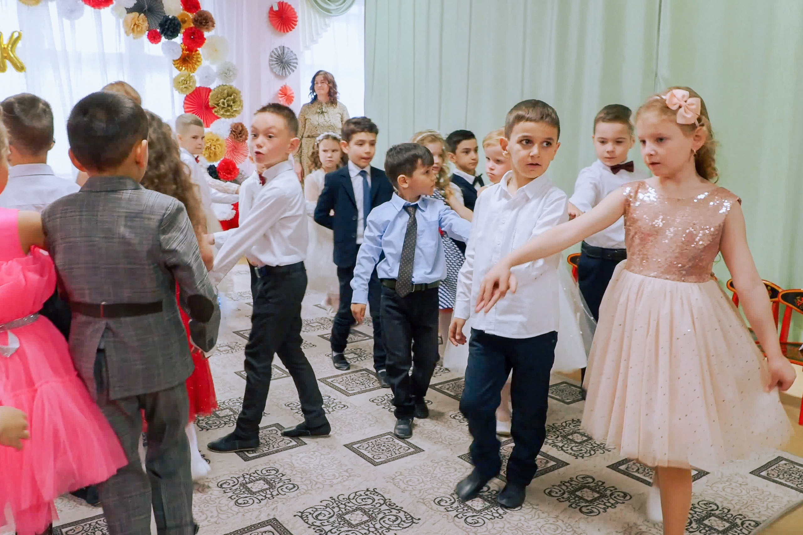 Выпускной праздник в Д/С «Ласточка». Фото с видеозаписи. Фотограф Никифоров-Гордеев Сергей. Москва и МО