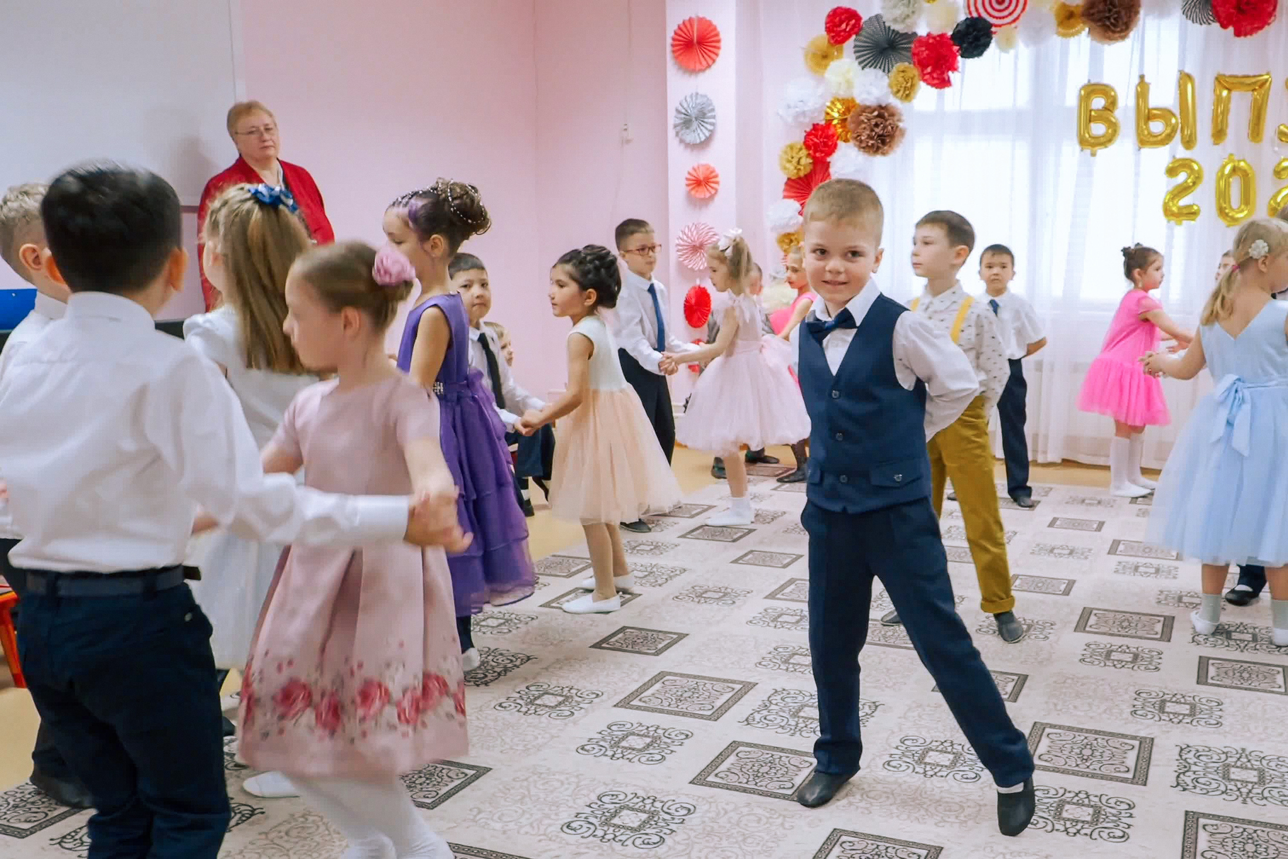Выпускной праздник в Д/С «Ласточка». Фото с видеозаписи. Фотограф Никифоров-Гордеев Сергей. Москва и МО