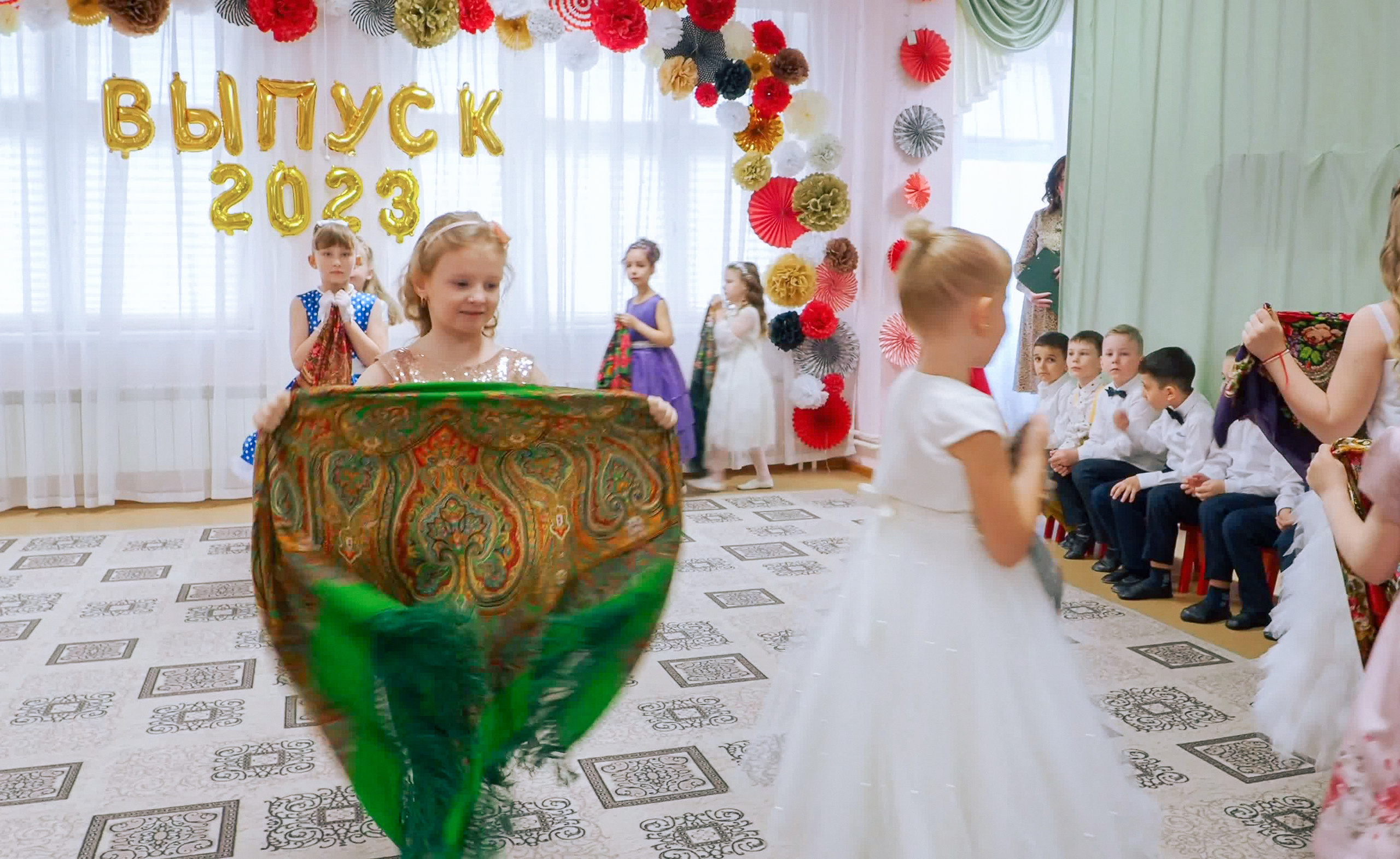 Выпускной праздник в Д/С «Ласточка». Фото с видеозаписи. Фотограф Никифоров-Гордеев Сергей. Москва и МО