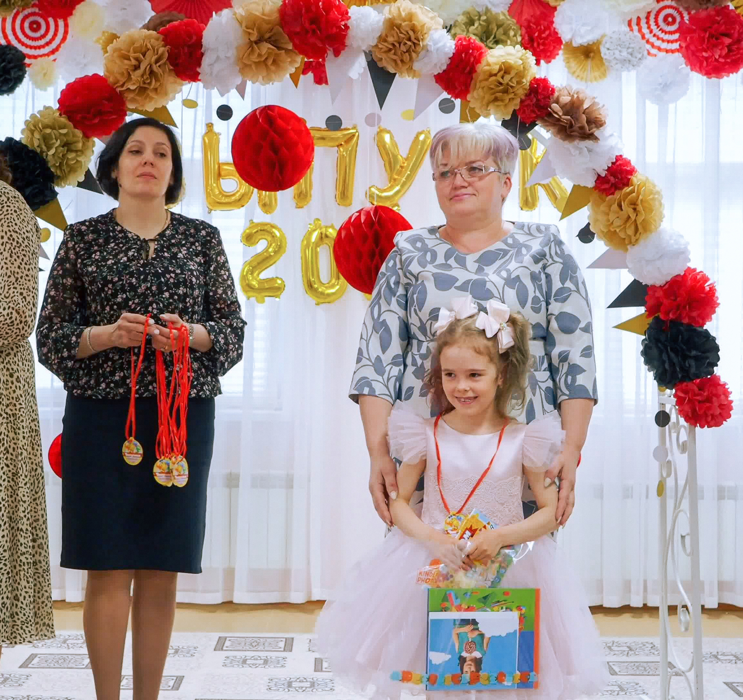 Выпускной праздник в Д/С «Ласточка». Фото с видеозаписи. Фотограф Никифоров-Гордеев Сергей. Москва и МО
