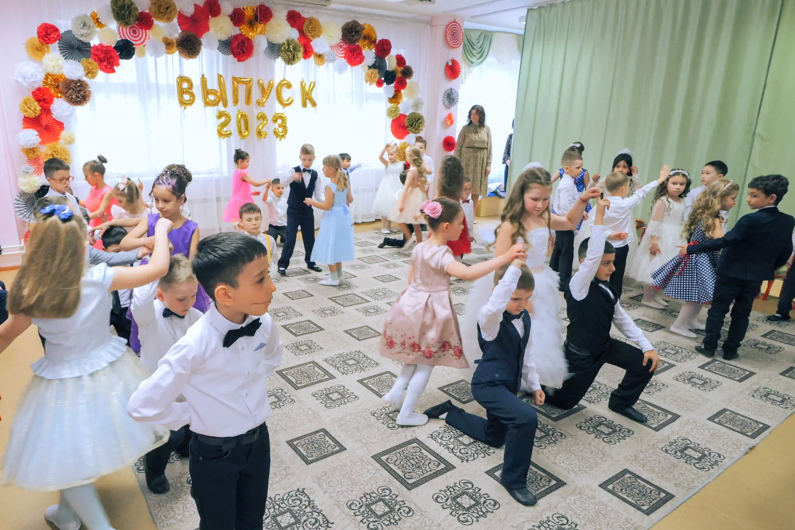 Выпускной праздник в Д/С «Ласточка». Фото с видеозаписи. Фотограф Никифоров-Гордеев Сергей. Москва и МО