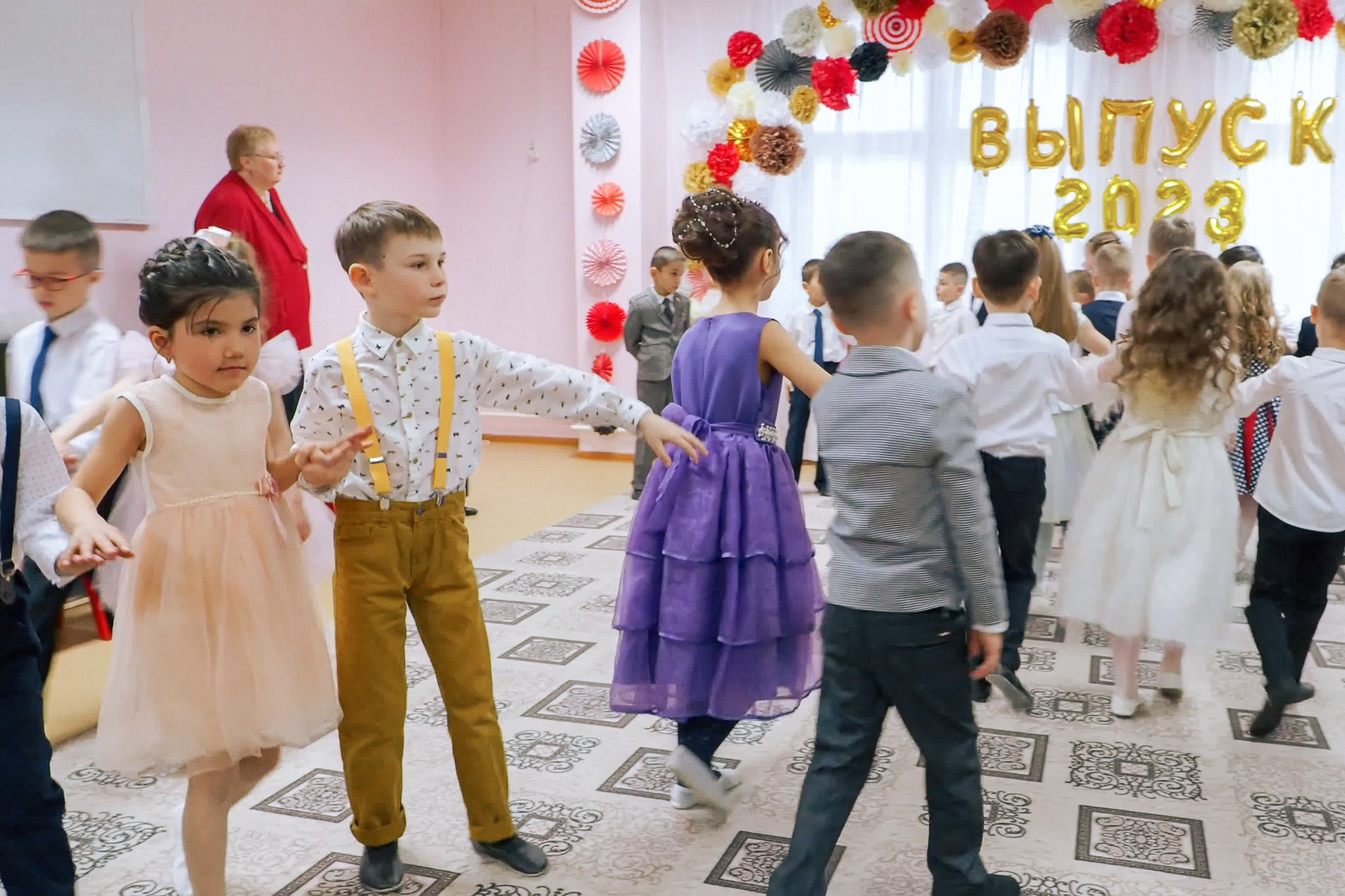 Выпускной праздник в Д/С «Ласточка». Фото с видеозаписи. Фотограф Никифоров-Гордеев Сергей. Москва и МО
