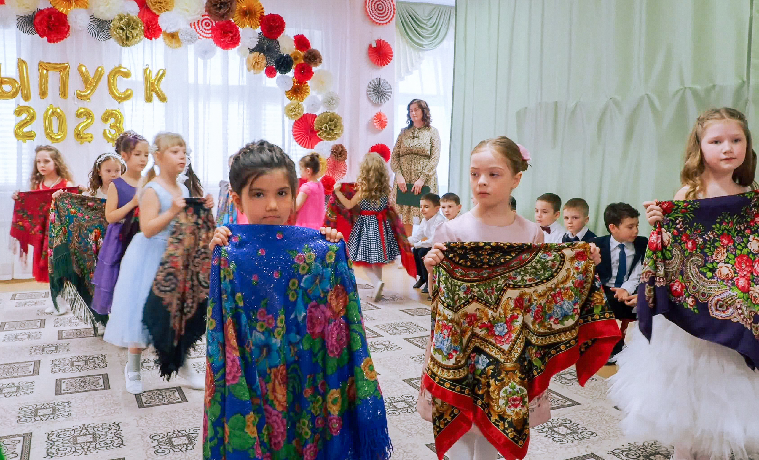 Выпускной праздник в Д/С «Ласточка». Фото с видеозаписи. Фотограф Никифоров-Гордеев Сергей. Москва и МО