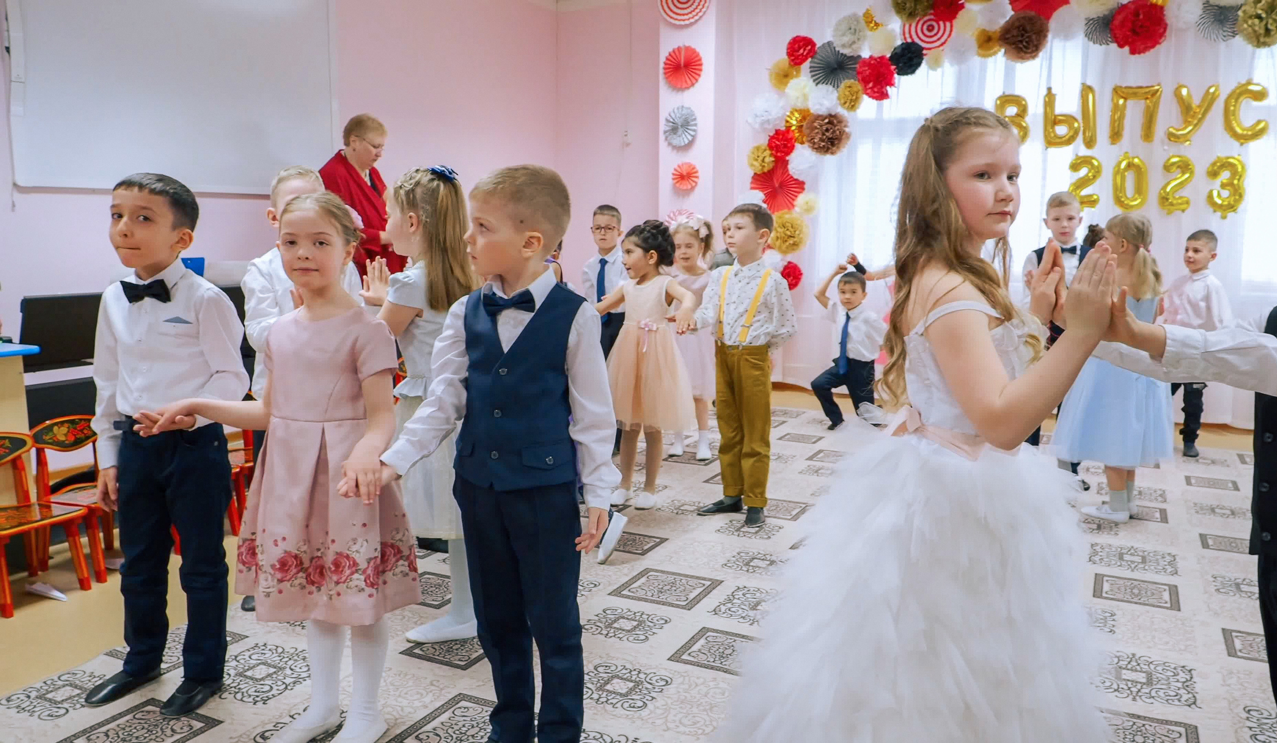 Выпускной праздник в Д/С «Ласточка». Фото с видеозаписи. Фотограф Никифоров-Гордеев Сергей. Москва и МО