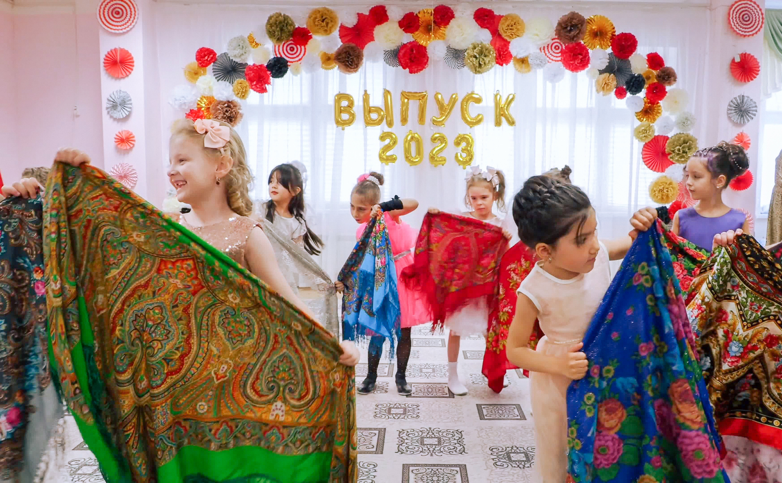 Выпускной праздник в Д/С «Ласточка». Фото с видеозаписи. Фотограф Никифоров-Гордеев Сергей. Москва и МО