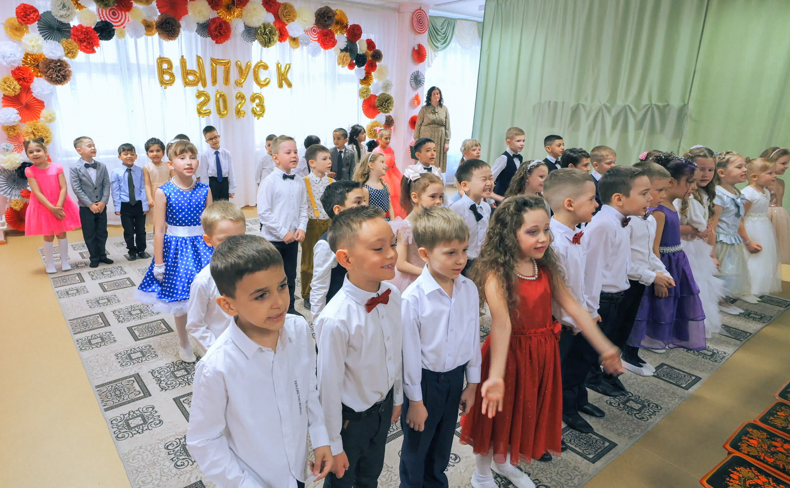 Выпускной праздник в Д/С «Ласточка». Фото с видеозаписи. Фотограф Никифоров-Гордеев Сергей. Москва и МО