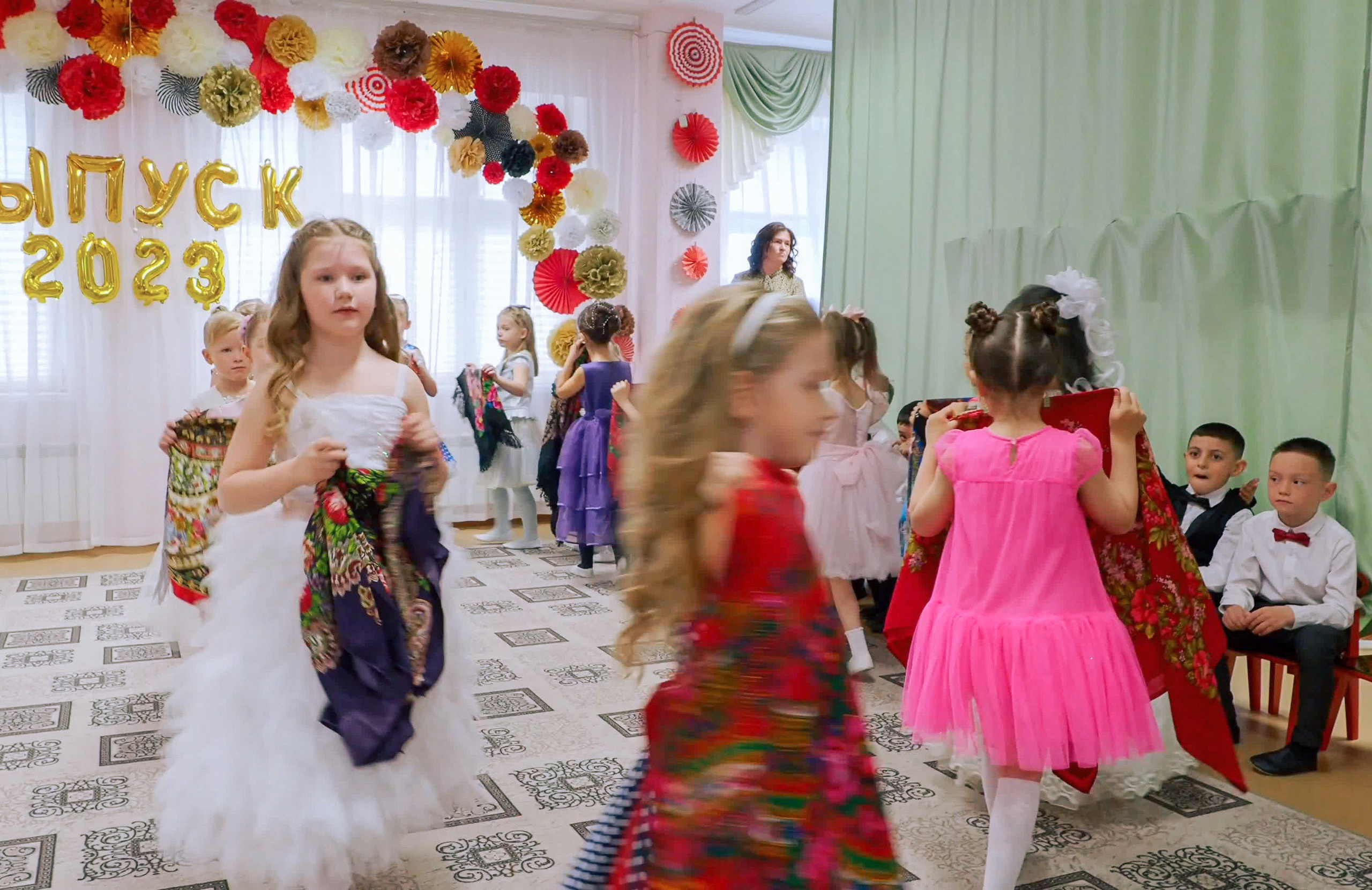 Выпускной праздник в Д/С «Ласточка». Фото с видеозаписи. Фотограф Никифоров-Гордеев Сергей. Москва и МО