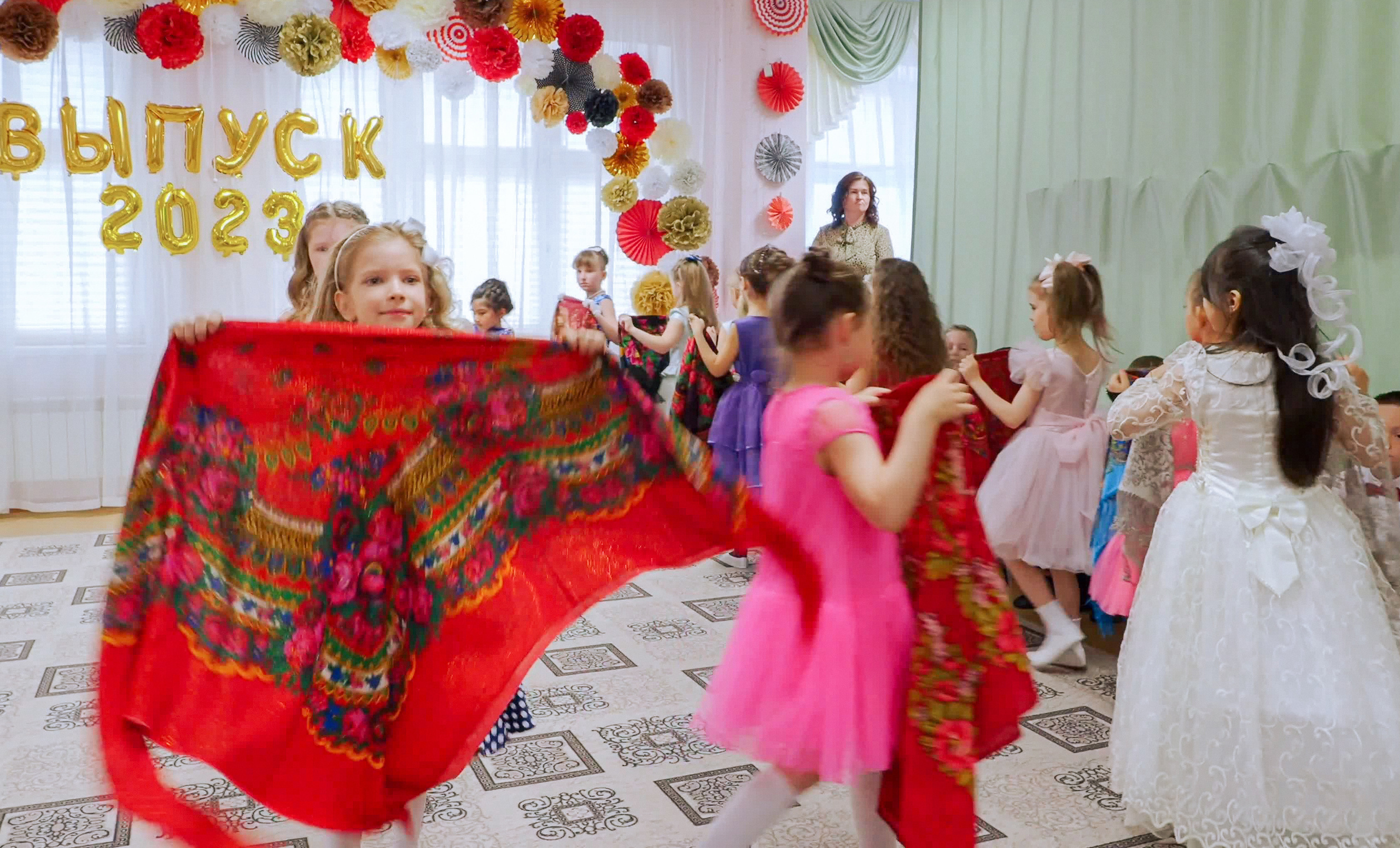 Выпускной праздник в Д/С «Ласточка». Фото с видеозаписи. Фотограф Никифоров-Гордеев Сергей. Москва и МО
