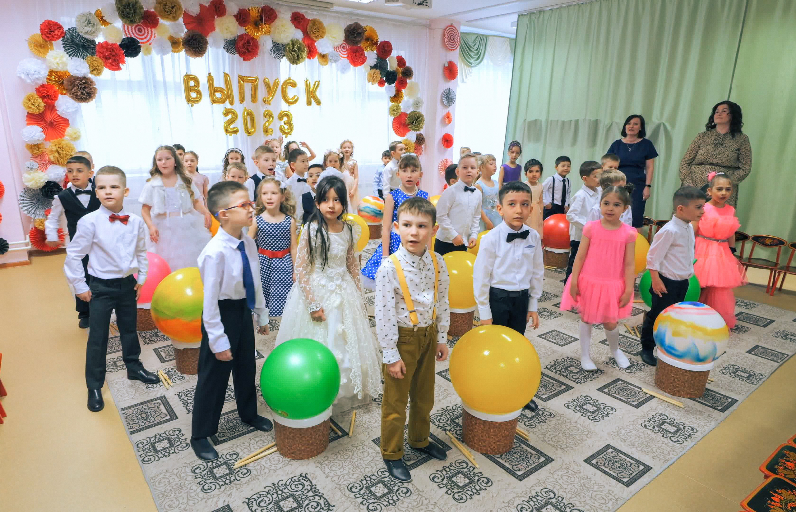 Выпускной праздник в Д/С «Ласточка». Фото с видеозаписи. Фотограф Никифоров-Гордеев Сергей. Москва и МО