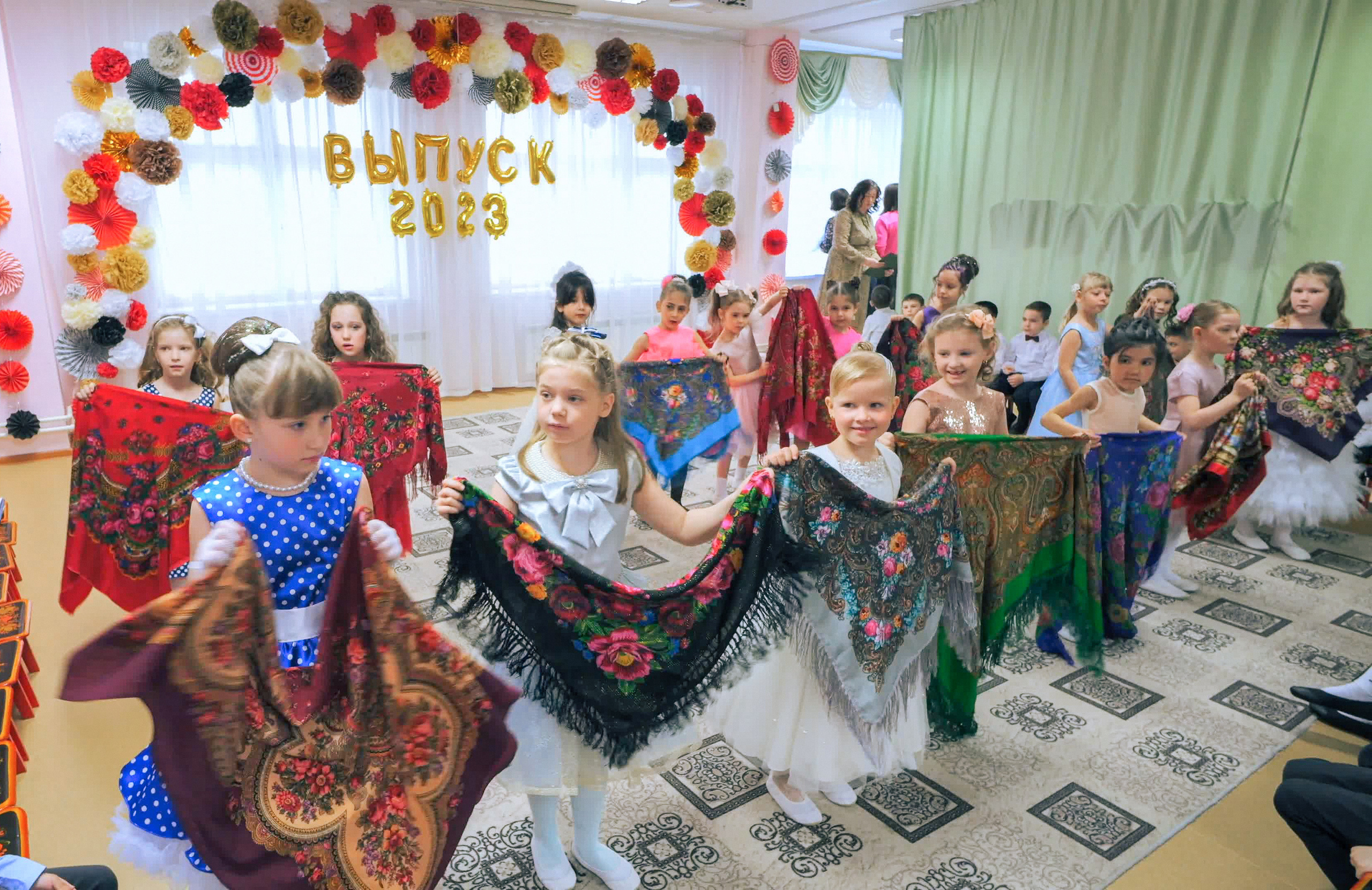 Выпускной праздник в Д/С «Ласточка». Фото с видеозаписи. Фотограф Никифоров-Гордеев Сергей. Москва и МО
