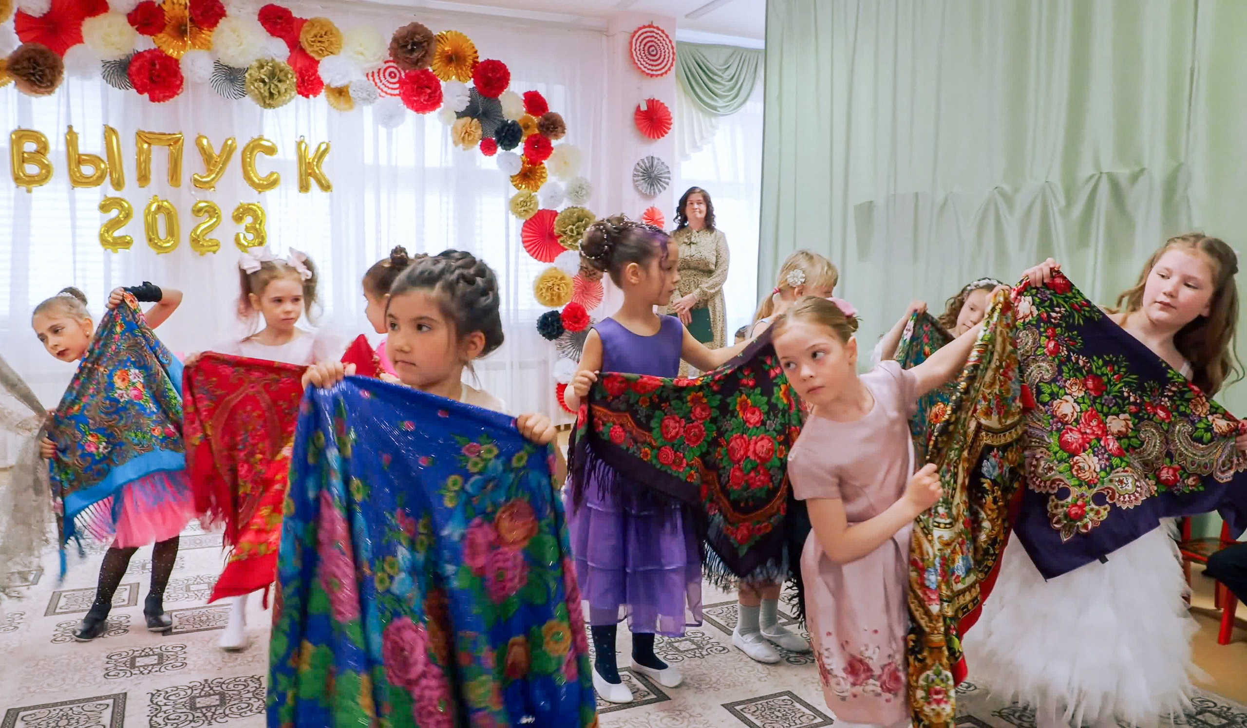 Выпускной праздник в Д/С «Ласточка». Фото с видеозаписи. Фотограф Никифоров-Гордеев Сергей. Москва и МО