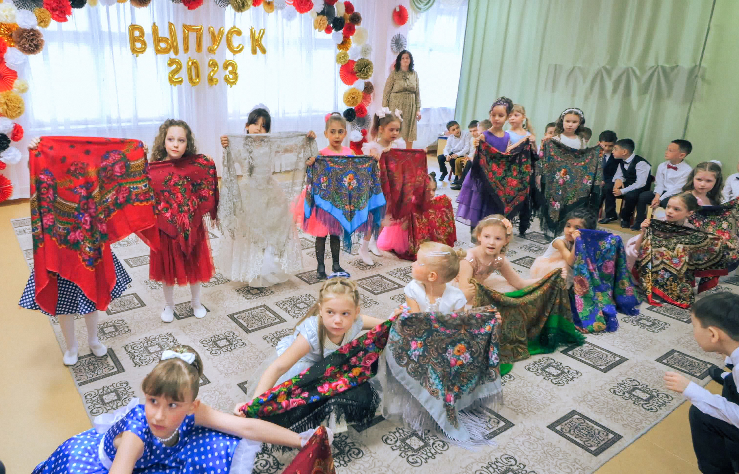 Выпускной праздник в Д/С «Ласточка». Фото с видеозаписи. Фотограф Никифоров-Гордеев Сергей. Москва и МО