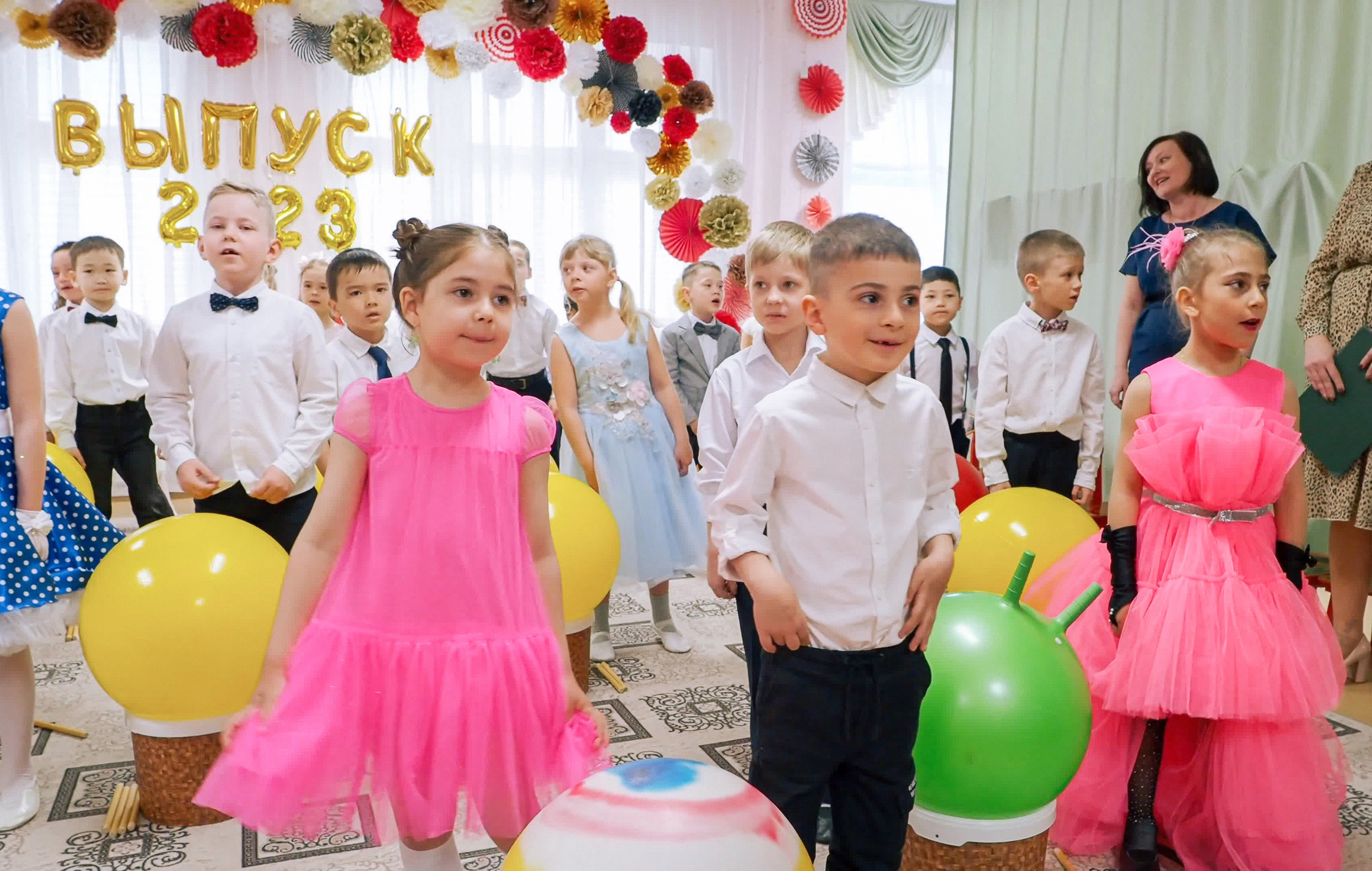 Выпускной праздник в Д/С «Ласточка». Фото с видеозаписи. Фотограф Никифоров-Гордеев Сергей. Москва и МО