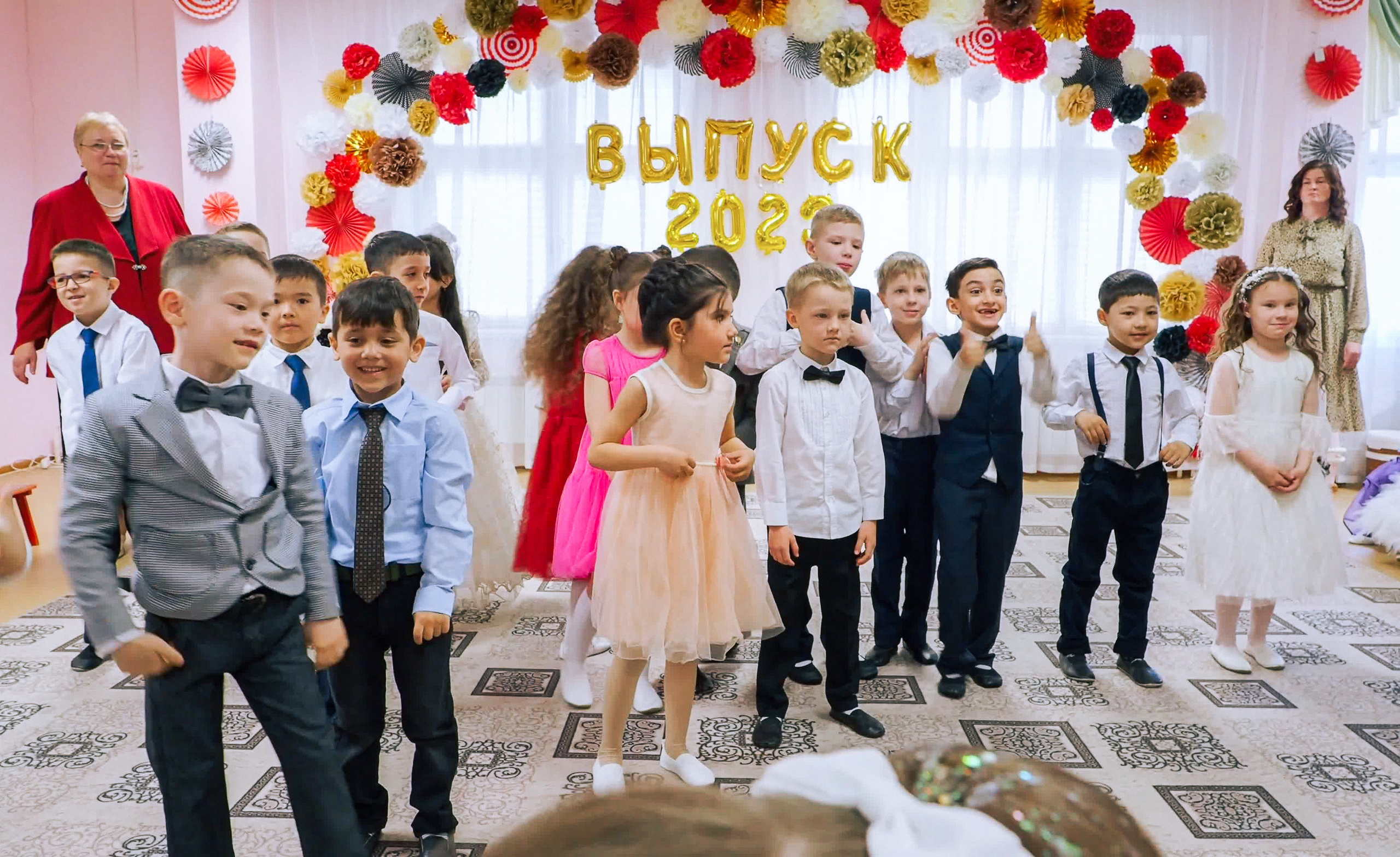 Выпускной праздник в Д/С «Ласточка». Фото с видеозаписи. Фотограф Никифоров-Гордеев Сергей. Москва и МО