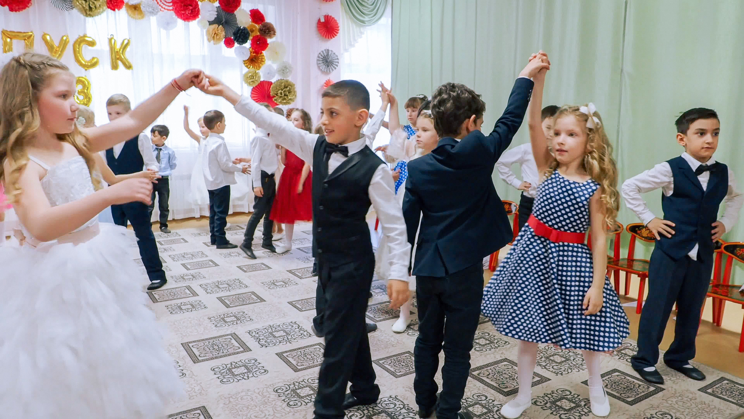Выпускной праздник в Д/С «Ласточка». Фото с видеозаписи. Фотограф Никифоров-Гордеев Сергей. Москва и МО