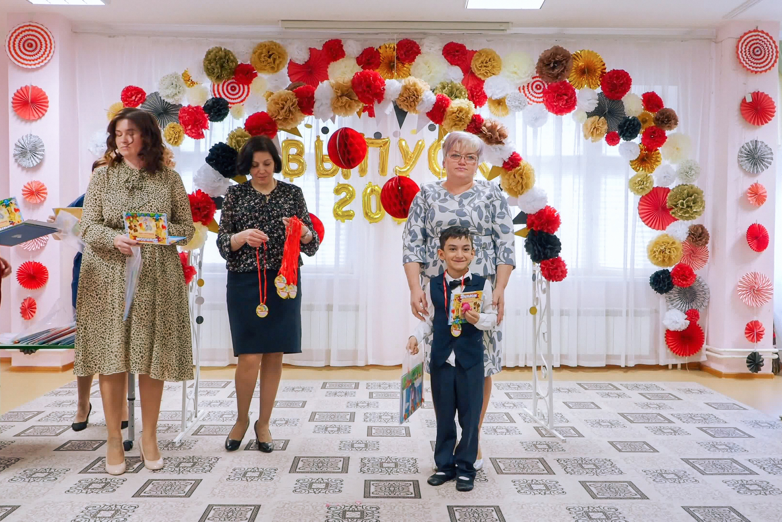 Выпускной праздник в Д/С «Ласточка». Фото с видеозаписи. Фотограф Никифоров-Гордеев Сергей. Москва и МО