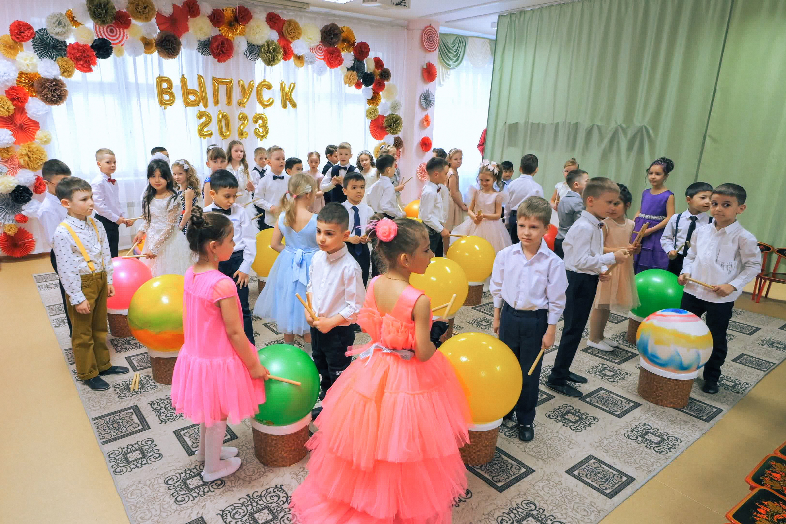Выпускной праздник в Д/С «Ласточка». Фото с видеозаписи. Фотограф Никифоров-Гордеев Сергей. Москва и МО