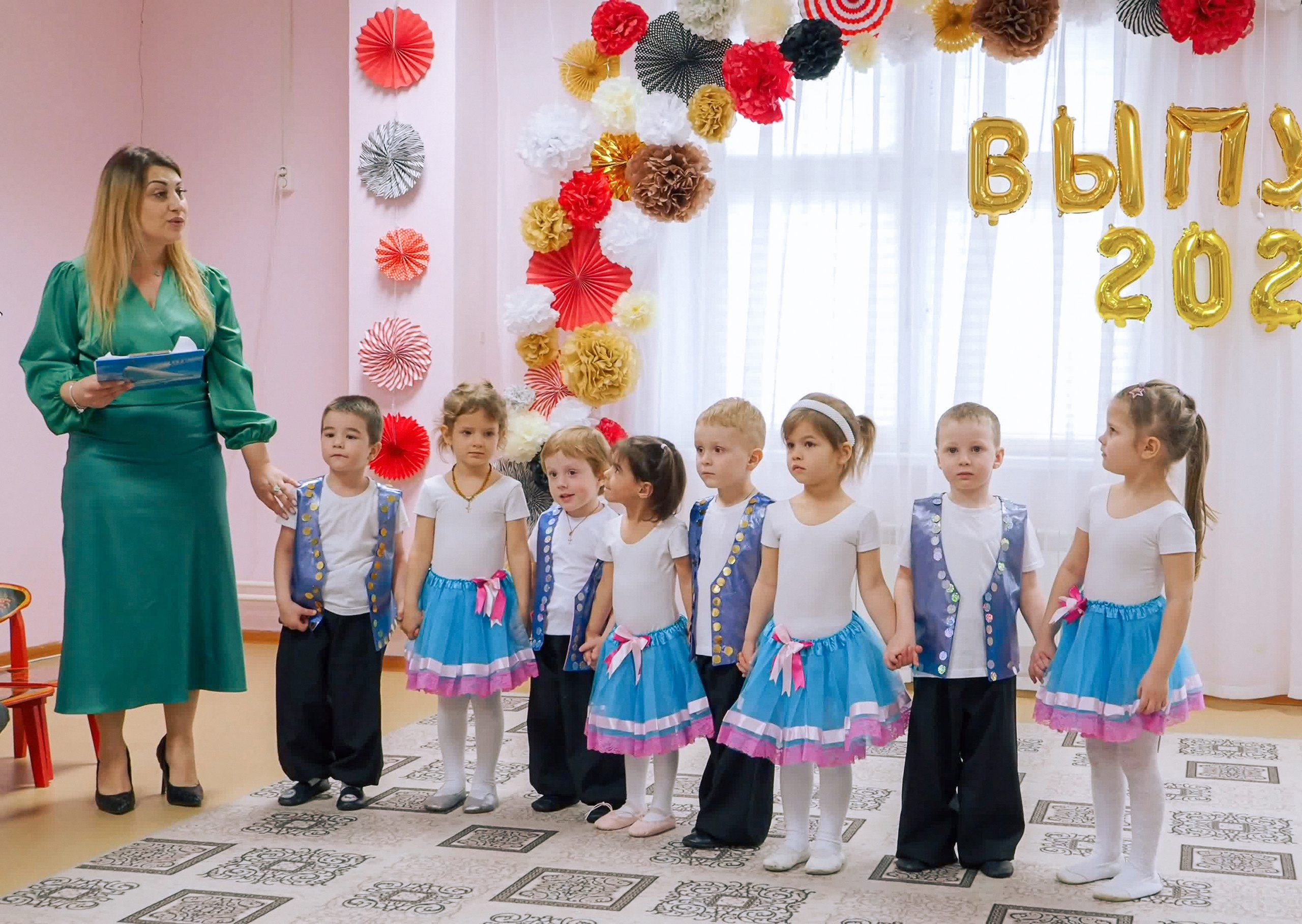 Выпускной праздник в Д/С «Ласточка». Фото с видеозаписи. Фотограф Никифоров-Гордеев Сергей. Москва и МО