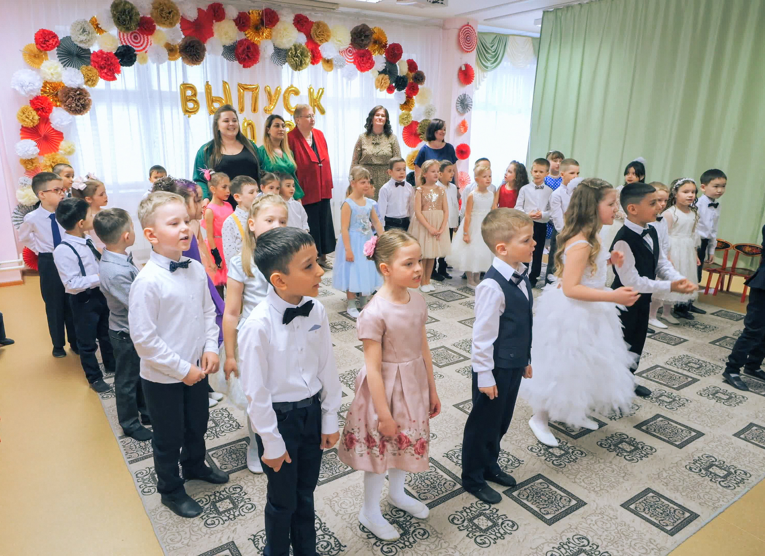 Выпускной праздник в Д/С «Ласточка». Фото с видеозаписи. Фотограф Никифоров-Гордеев Сергей. Москва и МО