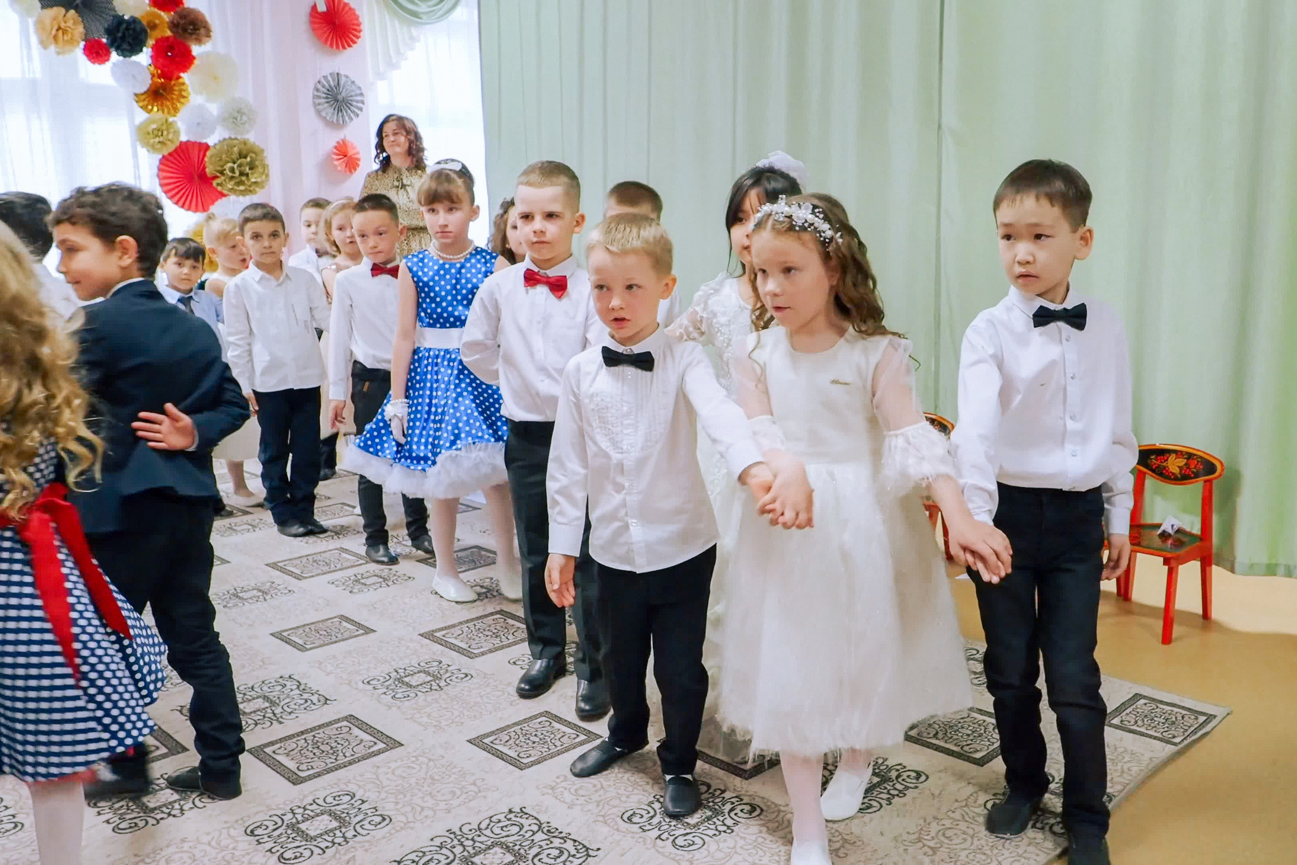 Выпускной праздник в Д/С «Ласточка». Фото с видеозаписи. Фотограф Никифоров-Гордеев Сергей. Москва и МО