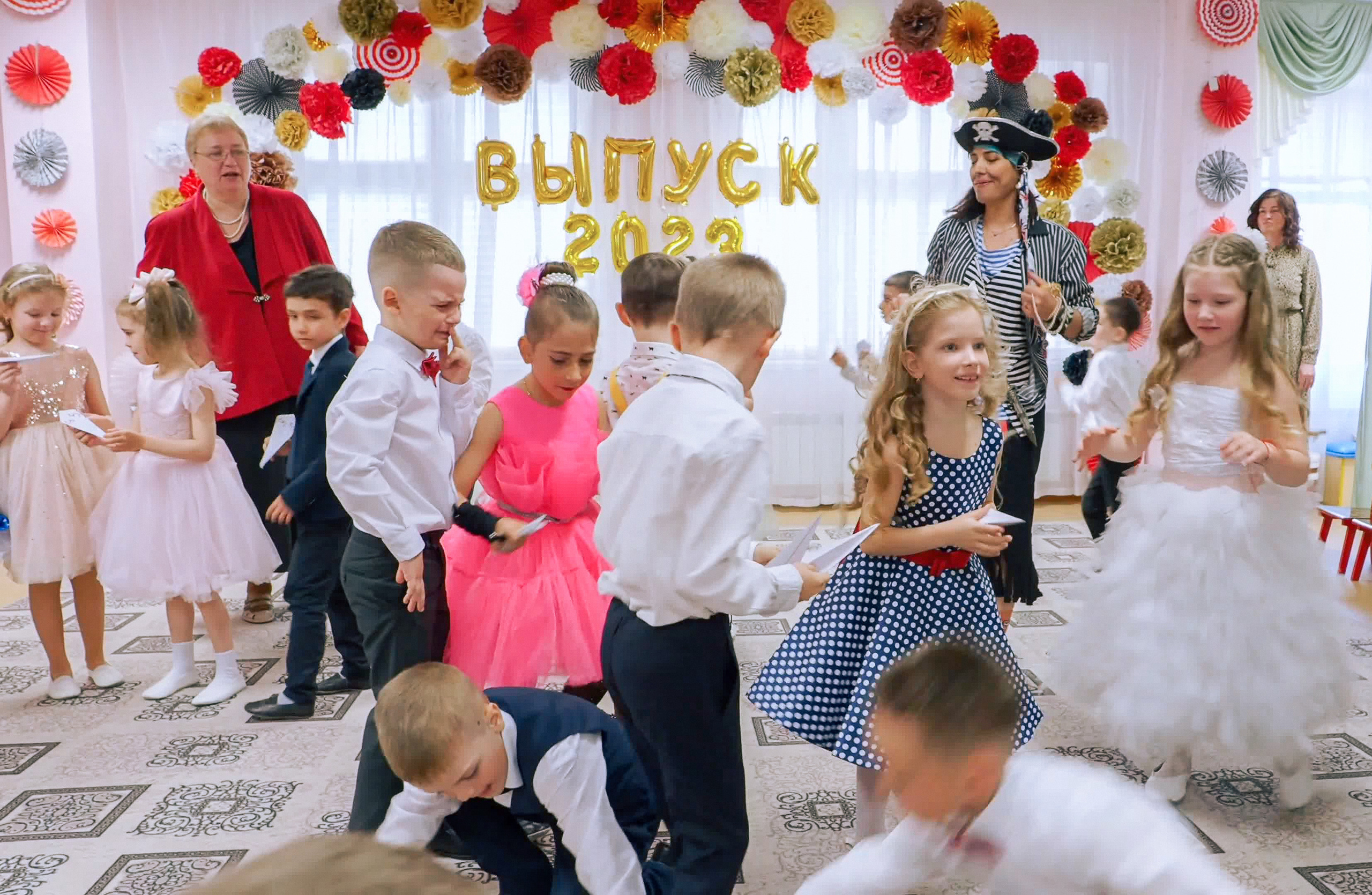 Выпускной праздник в Д/С «Ласточка». Фото с видеозаписи. Фотограф Никифоров-Гордеев Сергей. Москва и МО