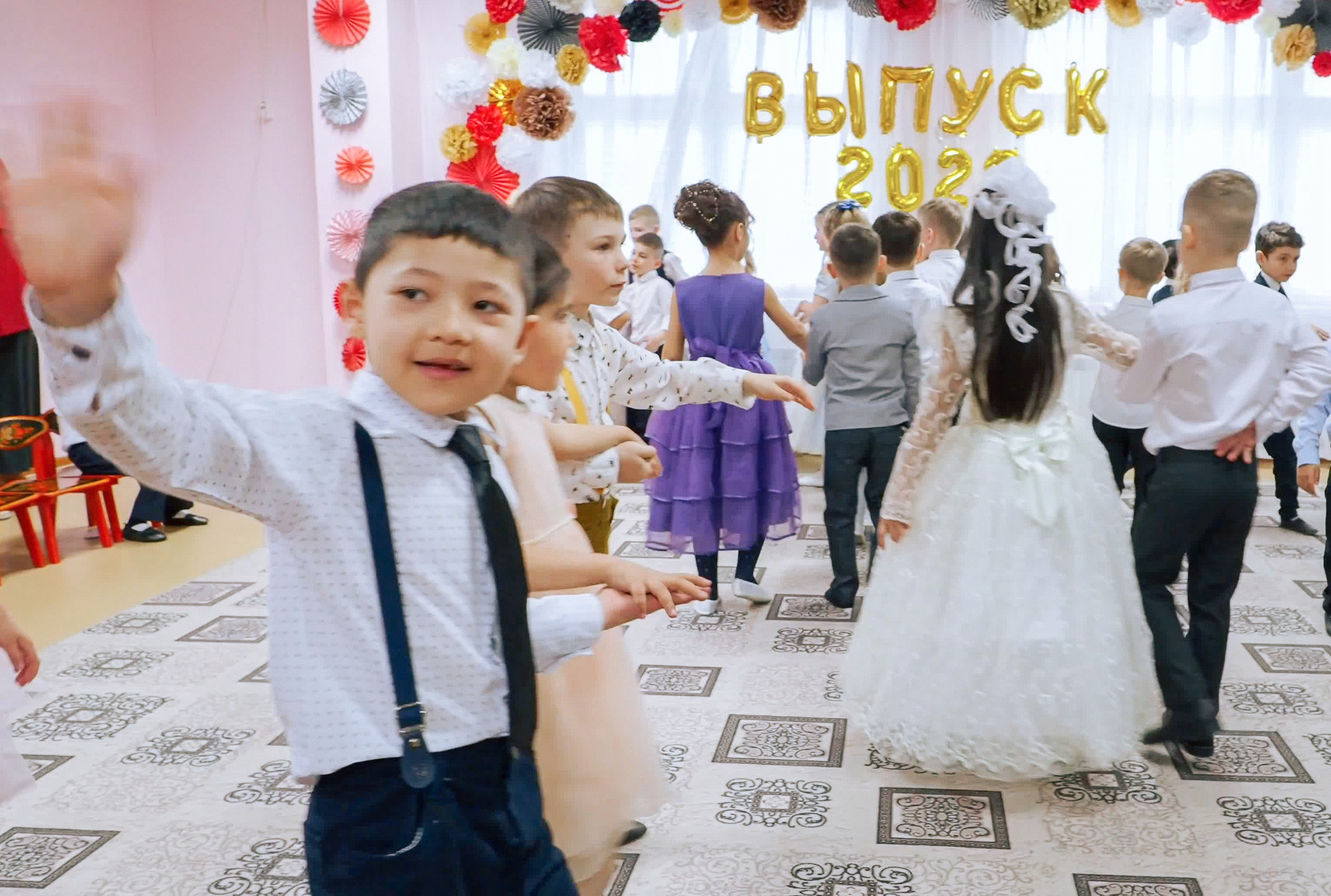 Выпускной праздник в Д/С «Ласточка». Фото с видеозаписи. Фотограф Никифоров-Гордеев Сергей. Москва и МО