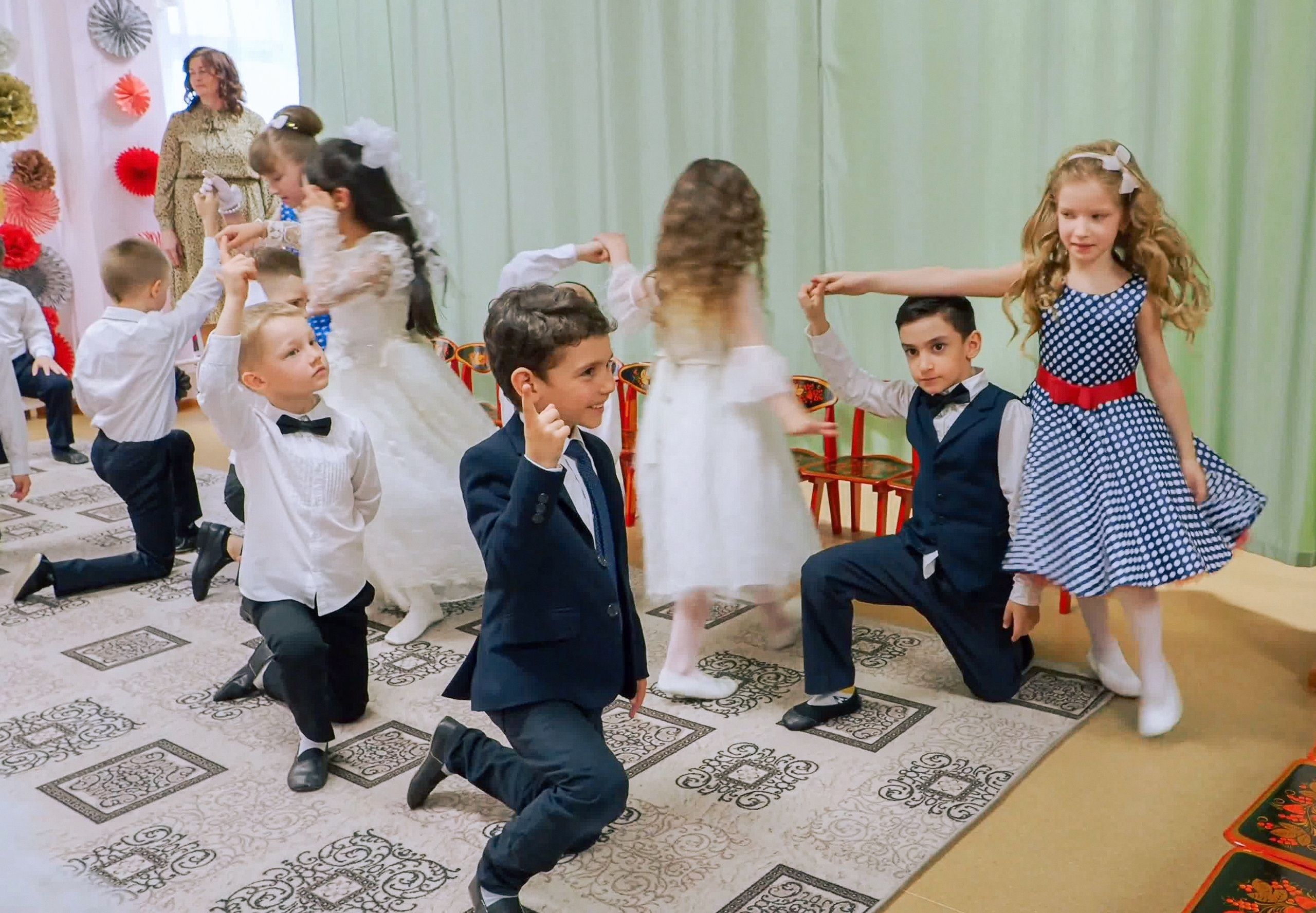 Выпускной праздник в Д/С «Ласточка». Фото с видеозаписи. Фотограф Никифоров-Гордеев Сергей. Москва и МО