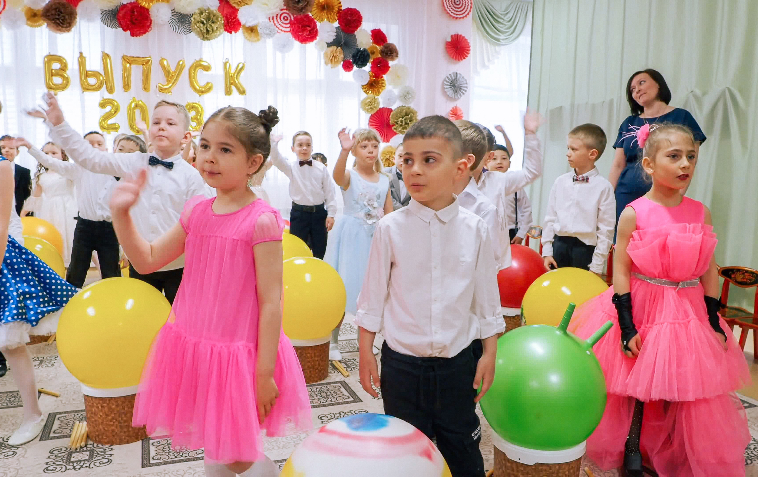 Выпускной праздник в Д/С «Ласточка». Фото с видеозаписи. Фотограф Никифоров-Гордеев Сергей. Москва и МО