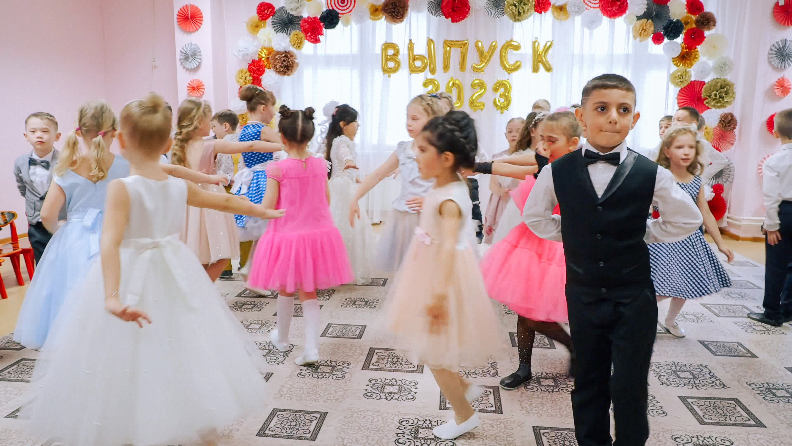 Выпускной праздник в Д/С «Ласточка». Фото с видеозаписи. Фотограф Никифоров-Гордеев Сергей. Москва и МО