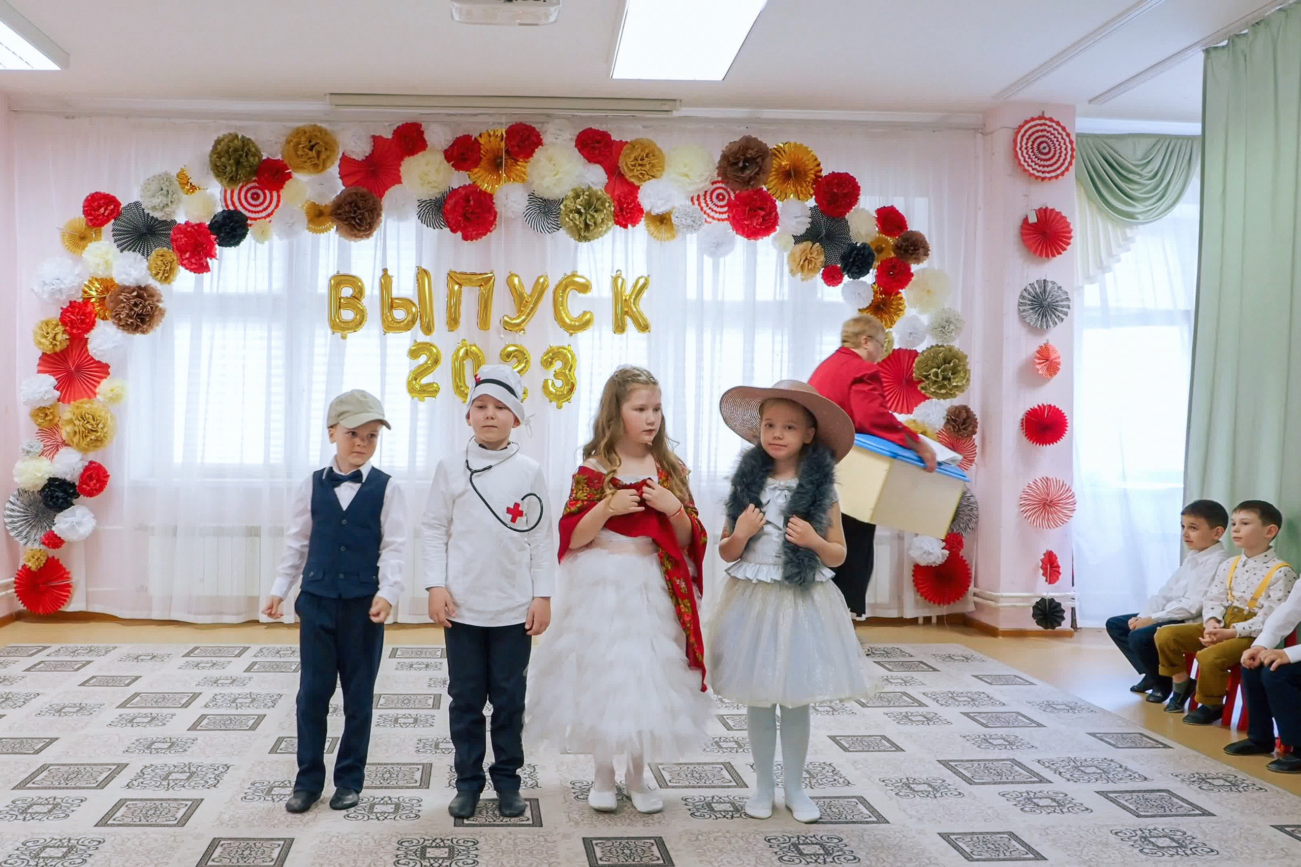 Выпускной праздник в Д/С «Ласточка». Фото с видеозаписи. Фотограф Никифоров-Гордеев Сергей. Москва и МО