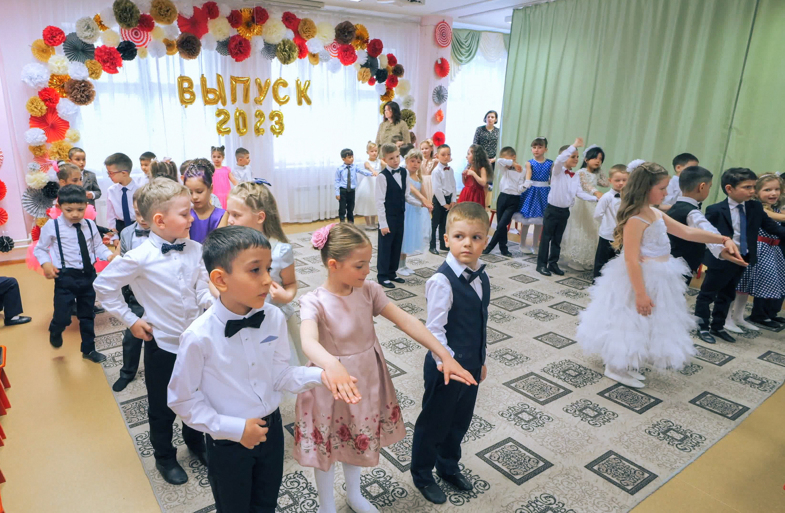 Выпускной праздник в Д/С «Ласточка». Фото с видеозаписи. Фотограф Никифоров-Гордеев Сергей. Москва и МО